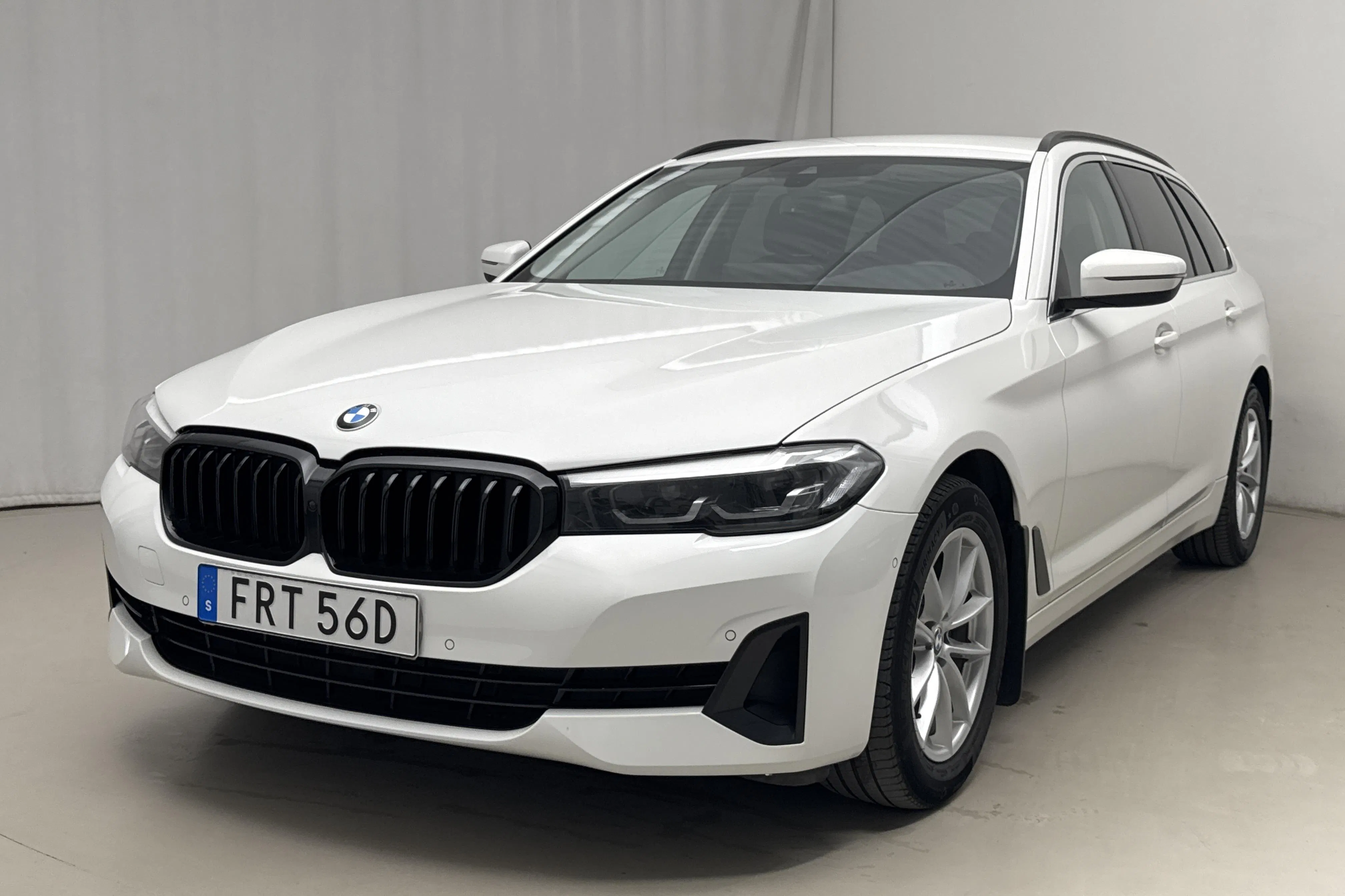 Presentationsfoto 1 av 19: BMW 520i Touring, G31 LCI (184hk+11hk) - 13 627 mil - Automat - vit - 2022