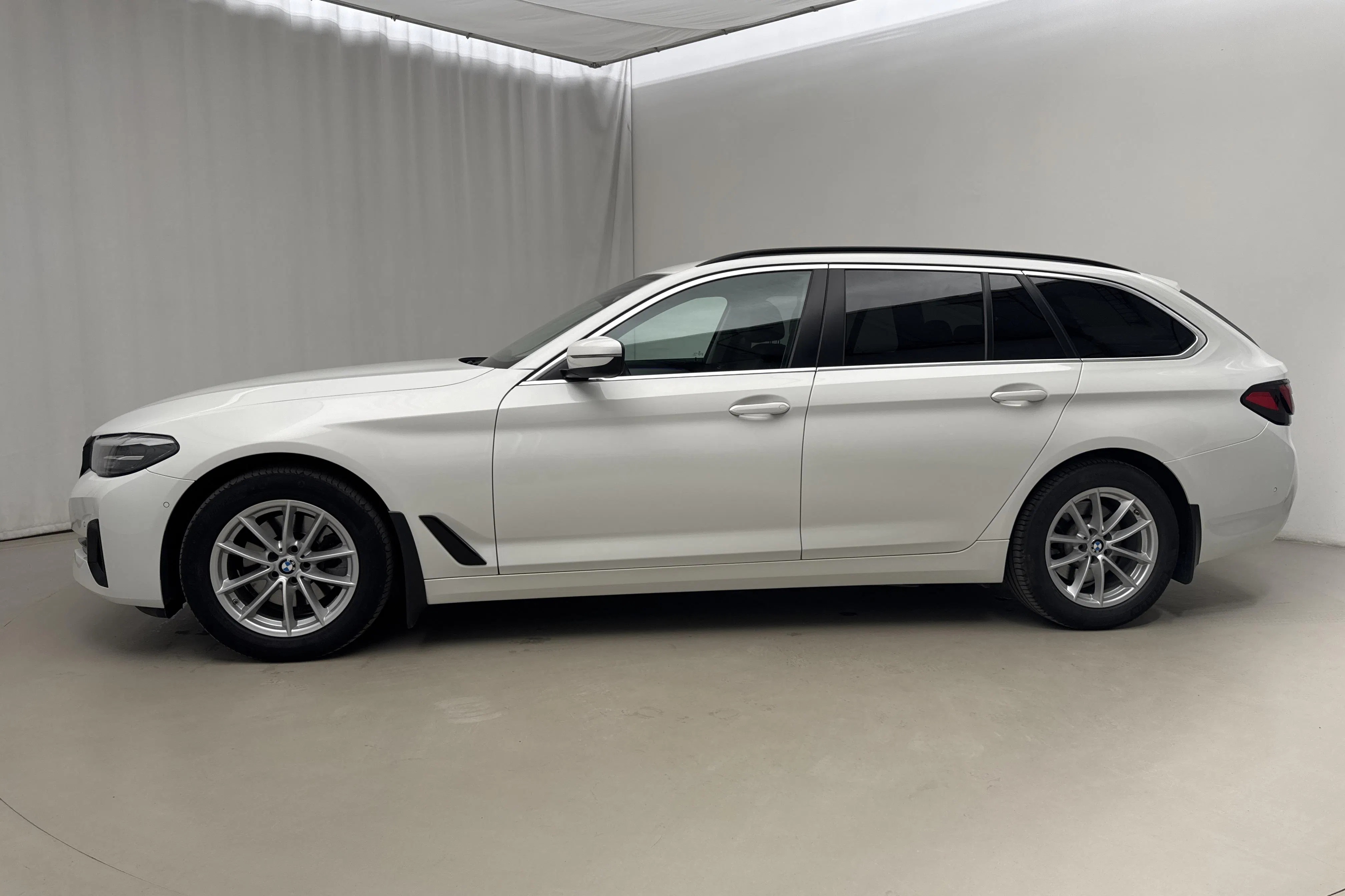 Presentationsfoto 2 av 19: BMW 520i Touring, G31 LCI (184hk+11hk) - 13 627 mil - Automat - vit - 2022