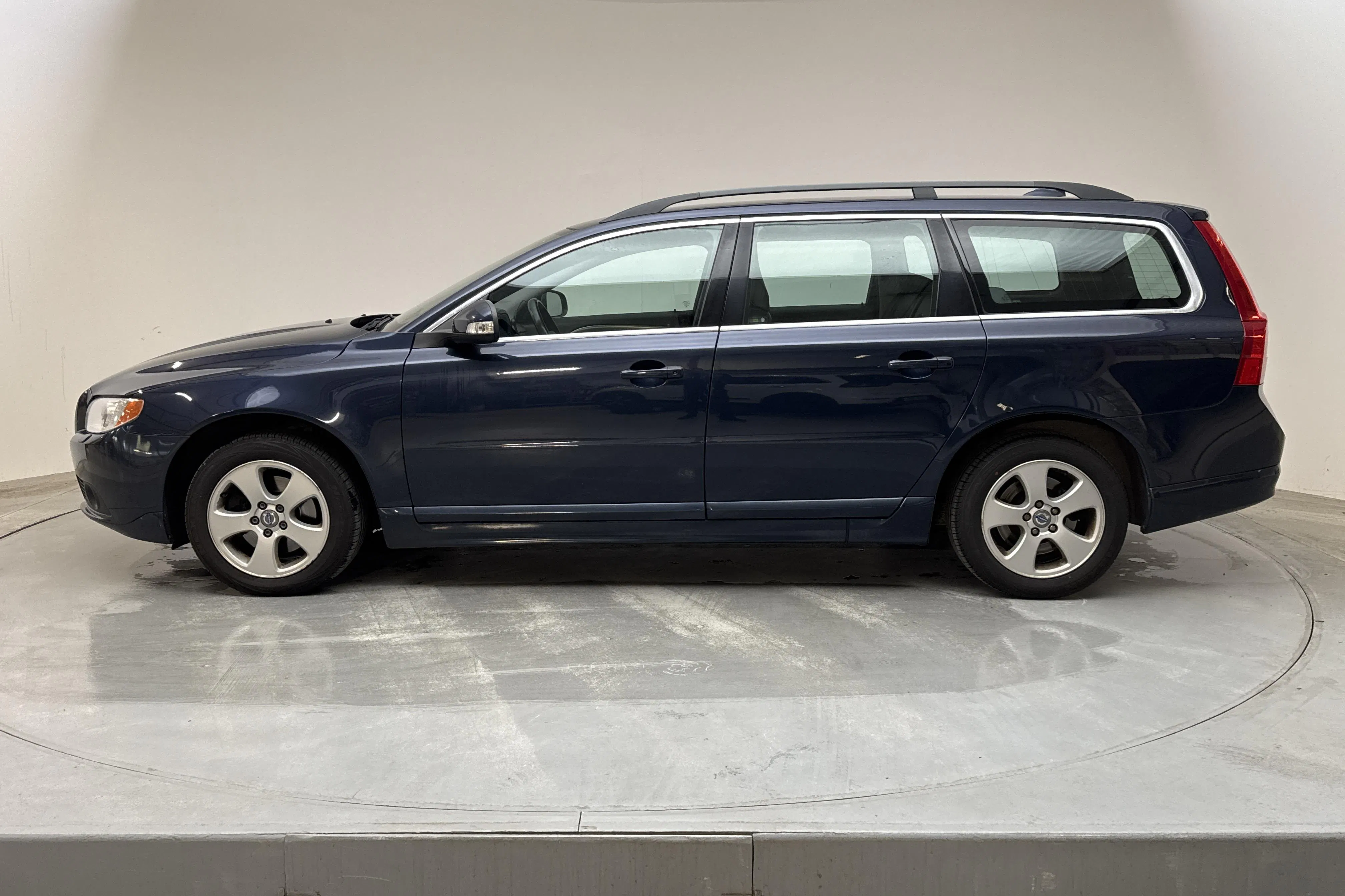 Presentationsfoto 2 av 15: Volvo V70 II 2.4D (175hk) - 23 926 mil - Manuell - blå - 2010