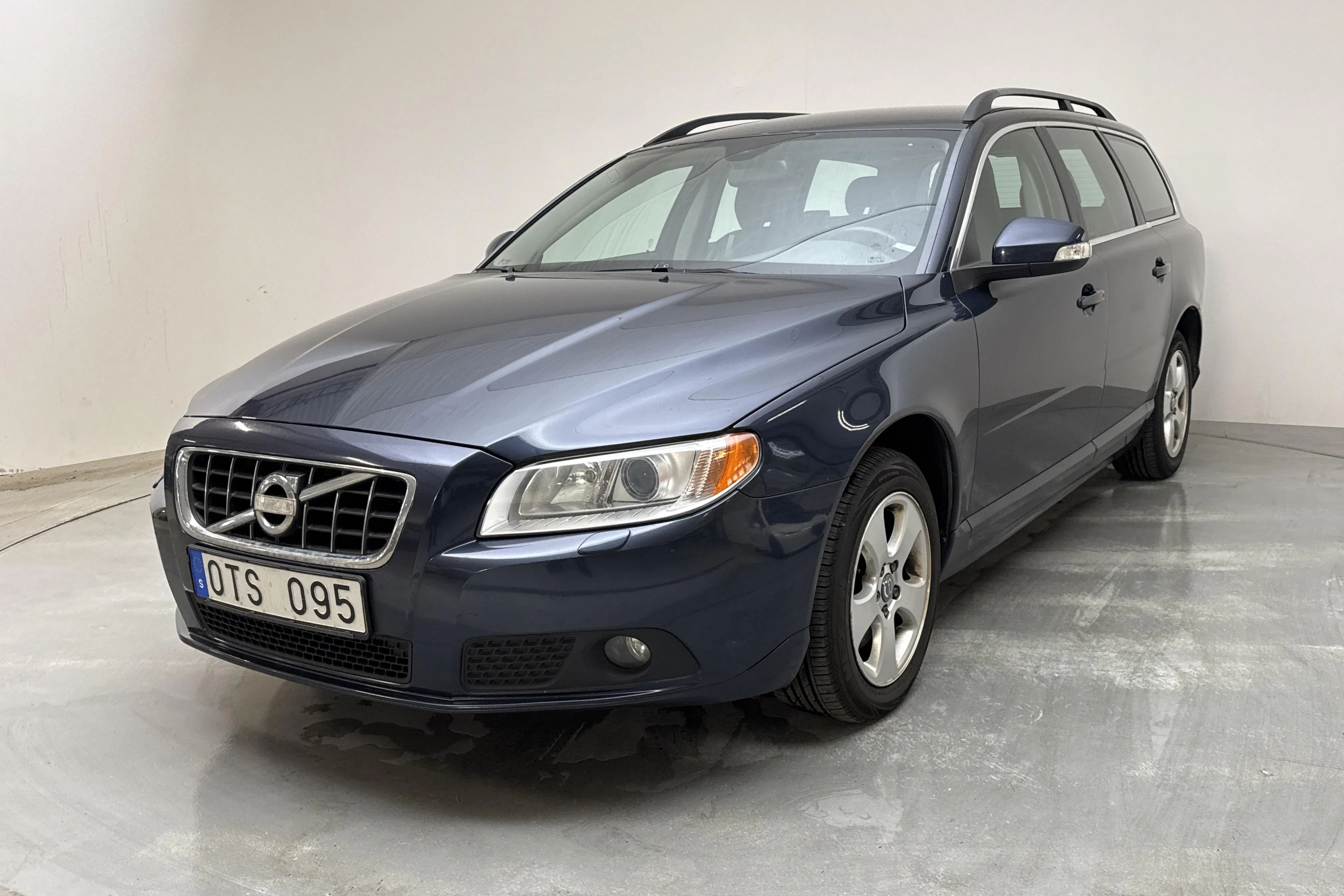Presentationsfoto 1 av 15: Volvo V70 II 2.4D (175hk) - 23 926 mil - Manuell - blå - 2010