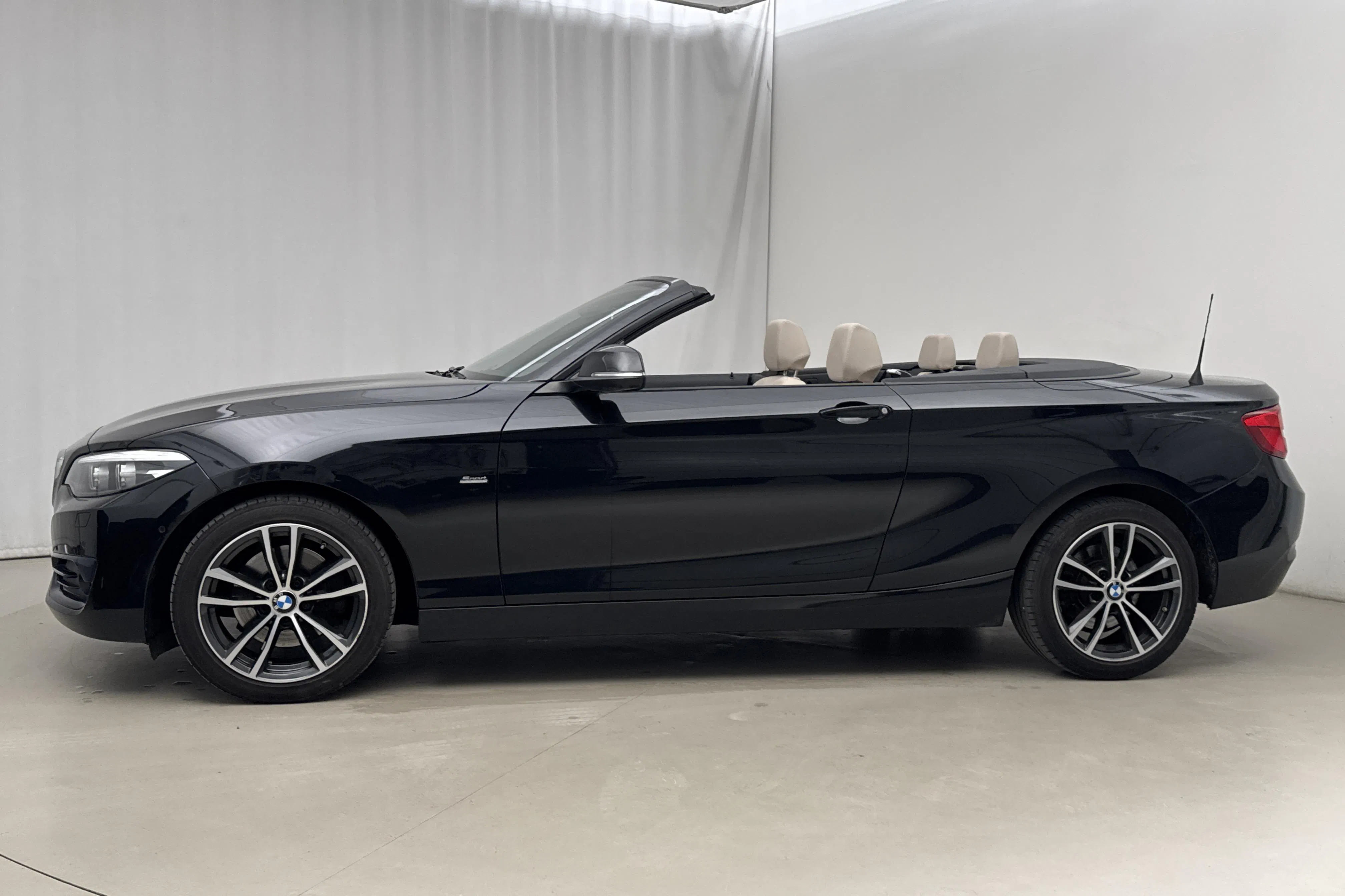 Presentationsfoto 2 av 27: BMW 220i Cabriolet LCI, F23 (184hk) - 7 348 mil - Automat - svart - 2018