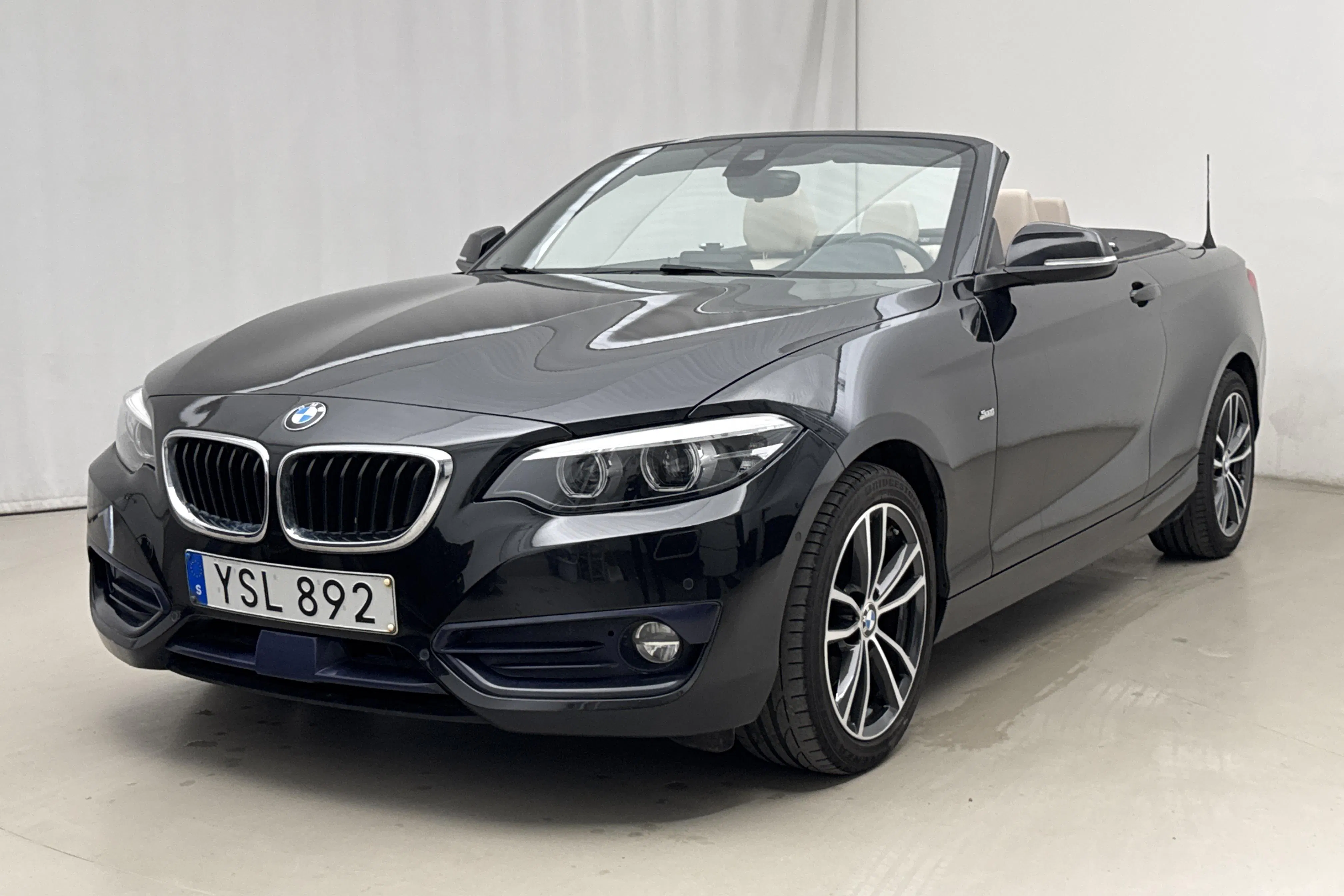 Presentationsfoto 1 av 27: BMW 220i Cabriolet LCI, F23 (184hk) - 7 348 mil - Automat - svart - 2018