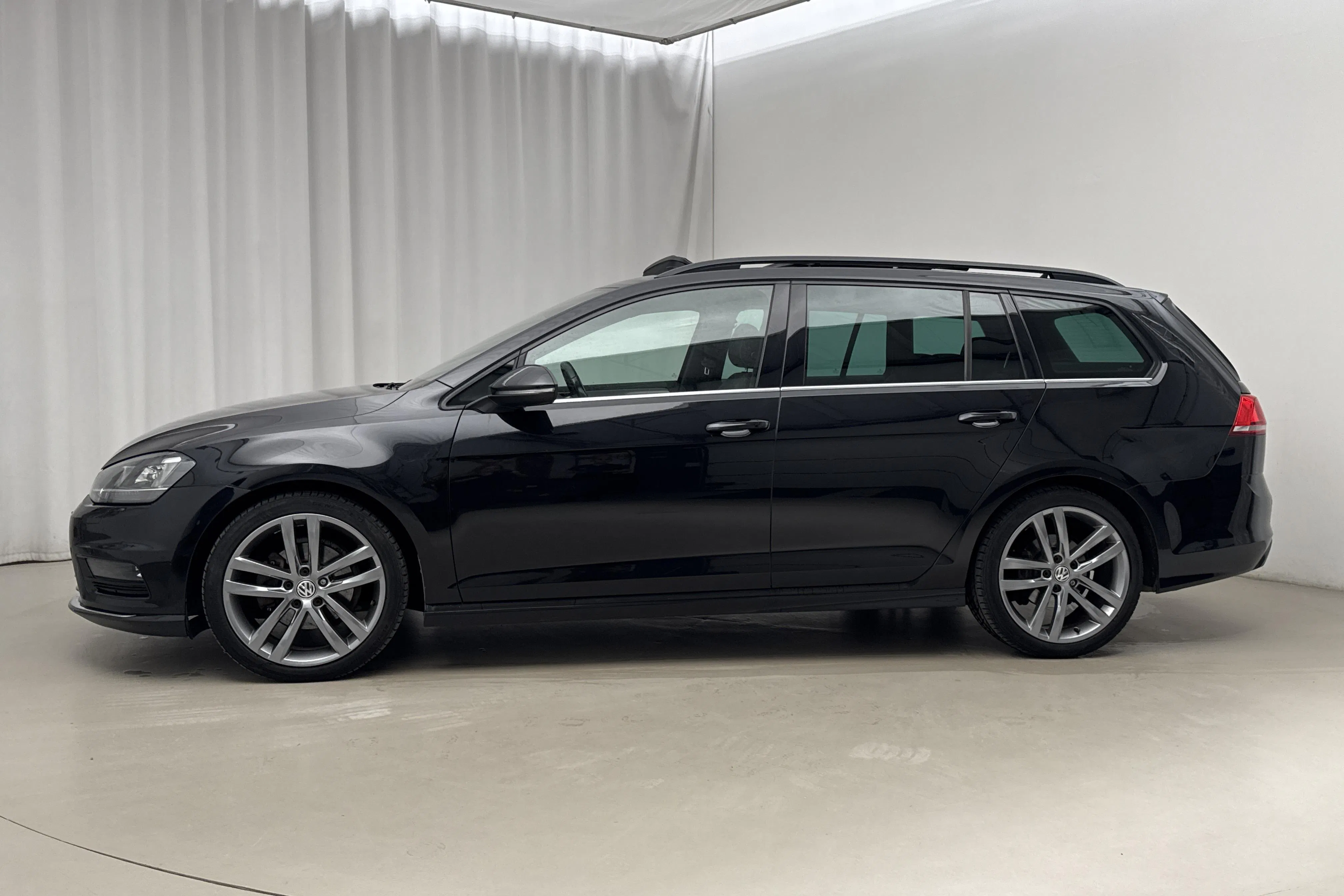 Presentationsfoto 2 av 19: VW Golf VII 2.0 TDI BlueMotion Technology Sportscombi 4Motion (150hk) - 15 552 mil - Manuell - svart - 2015
