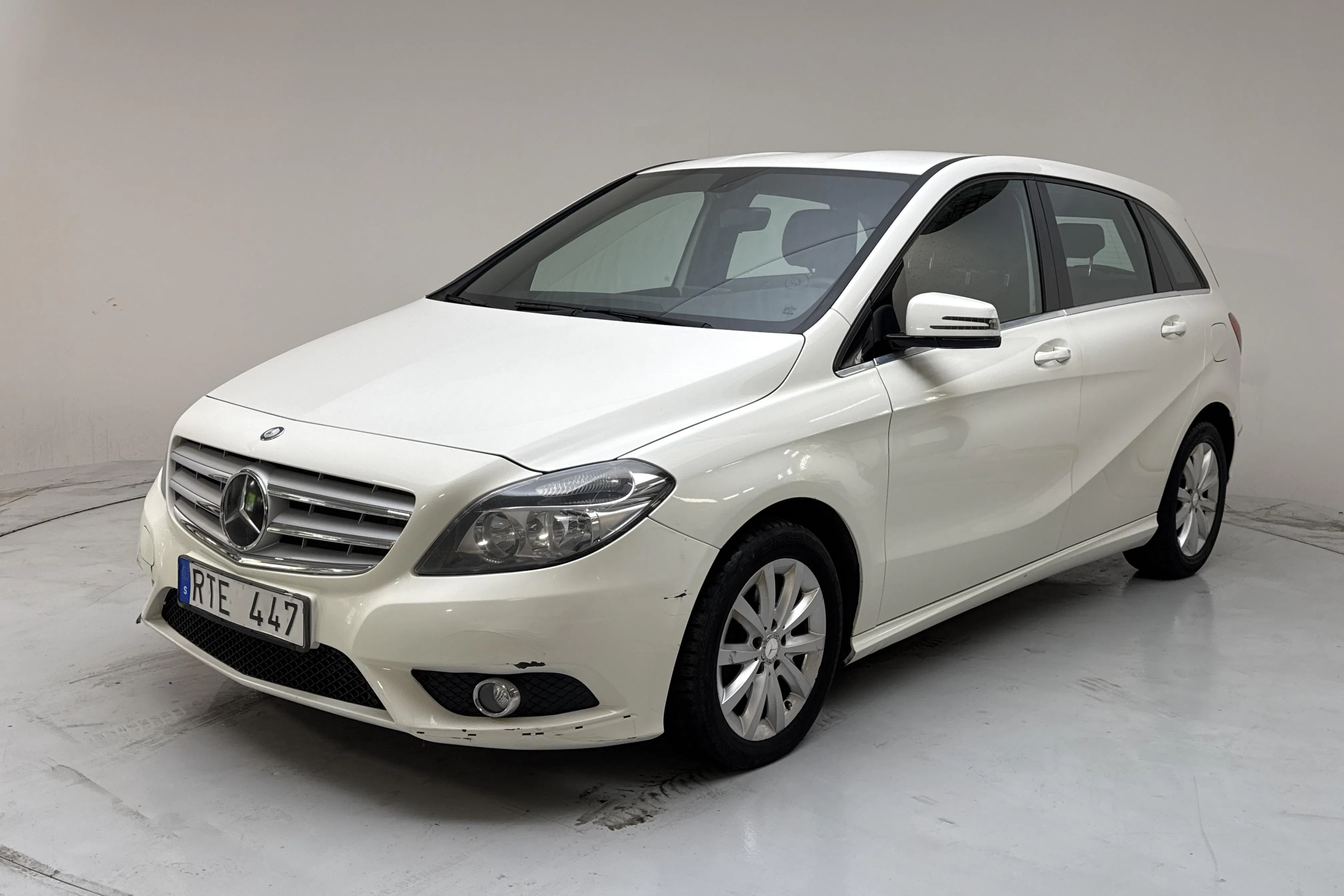 Presentationsfoto 1 av 11: Mercedes B 200 CDI W246 (136hk) - 14 618 mil - Automat - vit - 2013