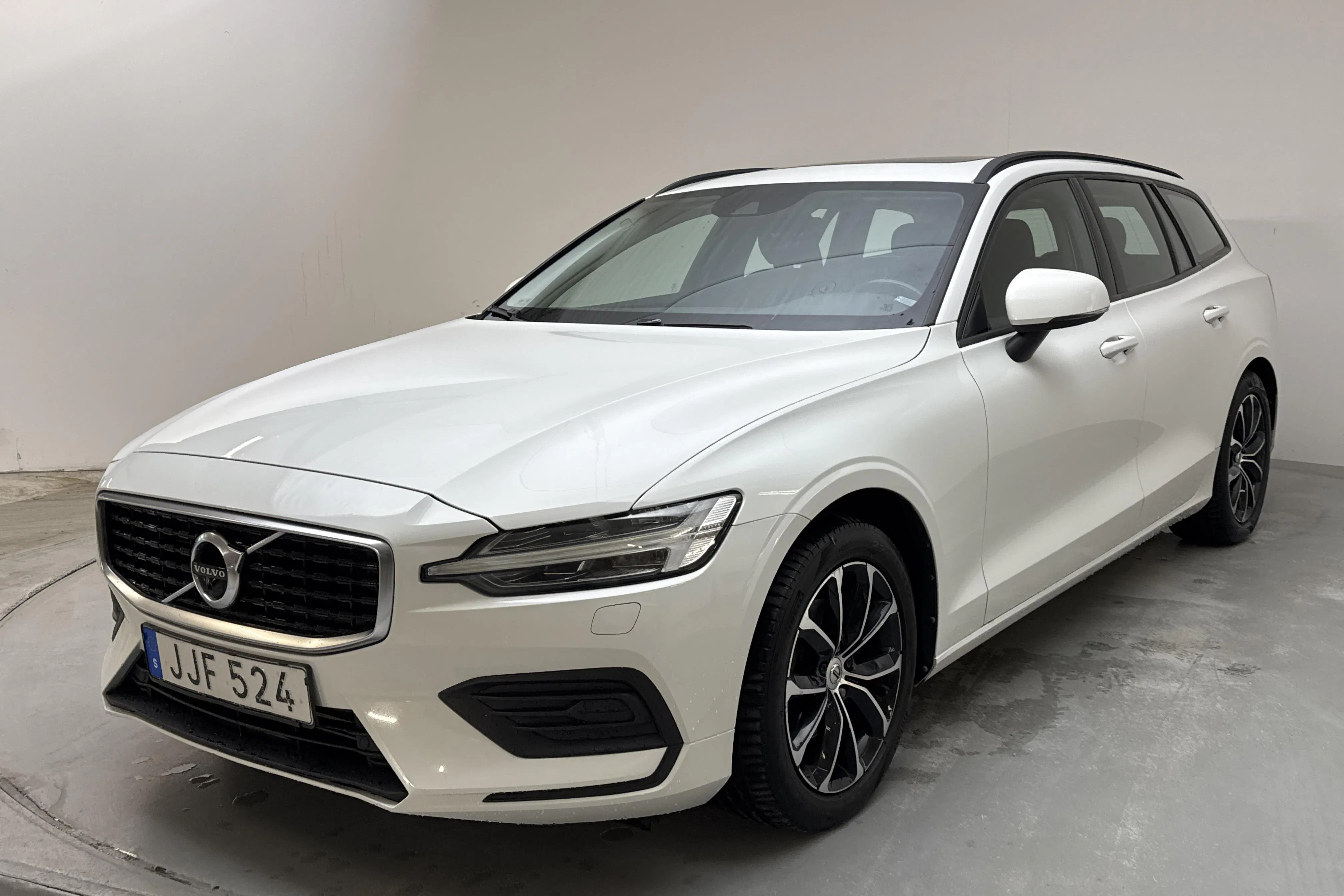 Presentationsfoto 1 av 14: Volvo V60 D3 (150hk) - 25 291 mil - Automat - vit - 2019