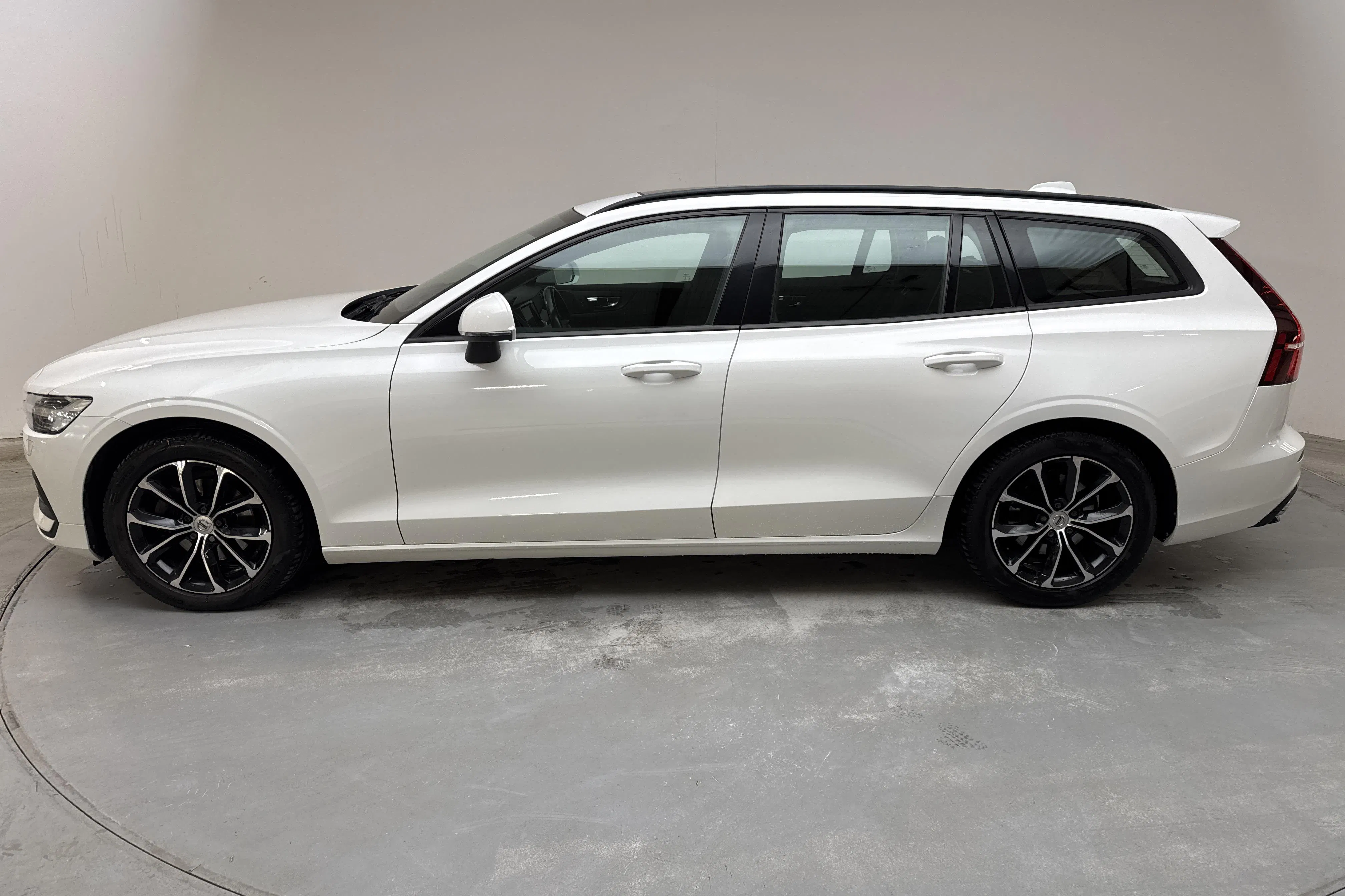 Presentationsfoto 2 av 14: Volvo V60 D3 (150hk) - 25 291 mil - Automat - vit - 2019