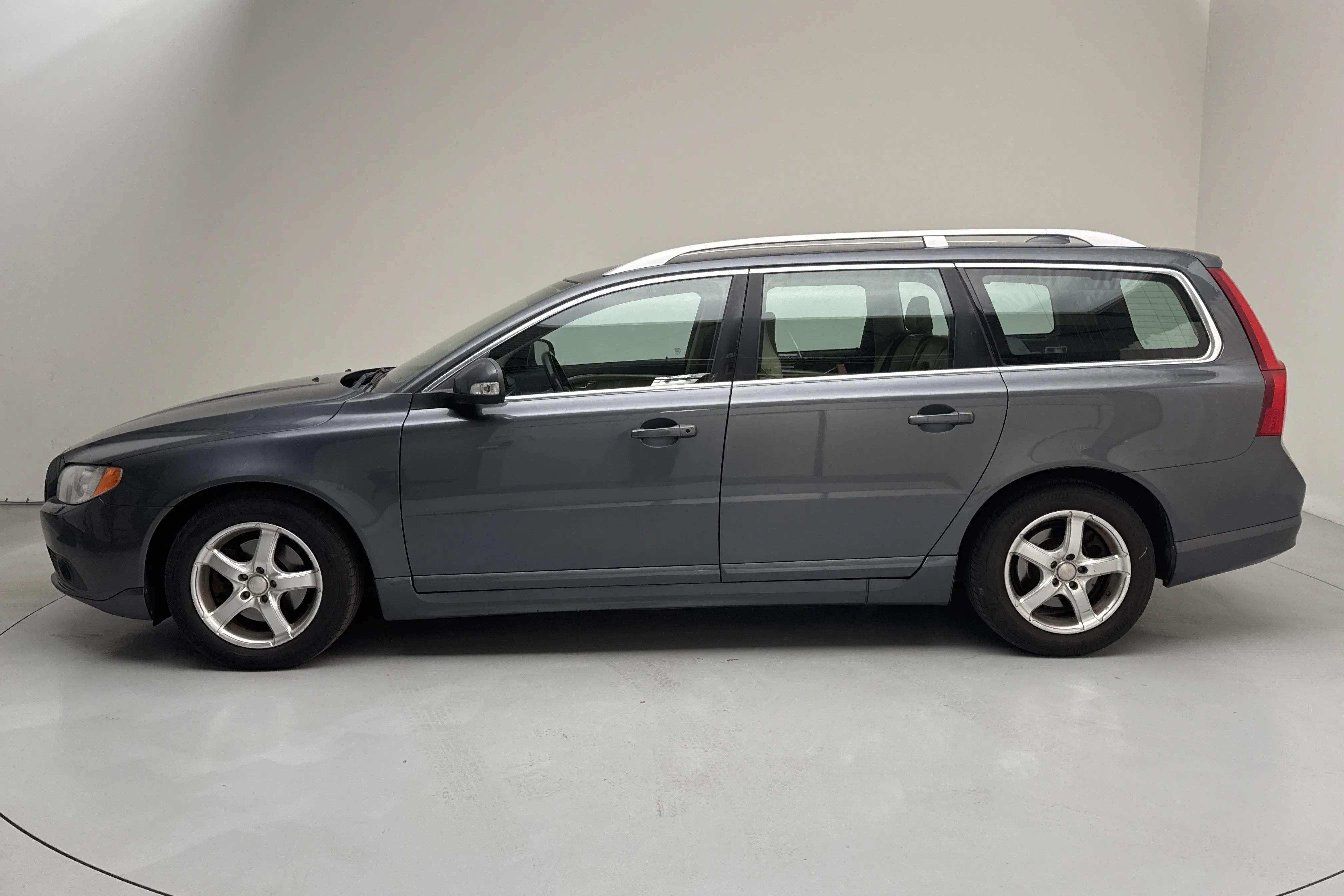 Presentationsfoto 2 av 12: Volvo V70 II 1.6D DRIVe (109hk) - 17 581 mil - Manuell - grå - 2011