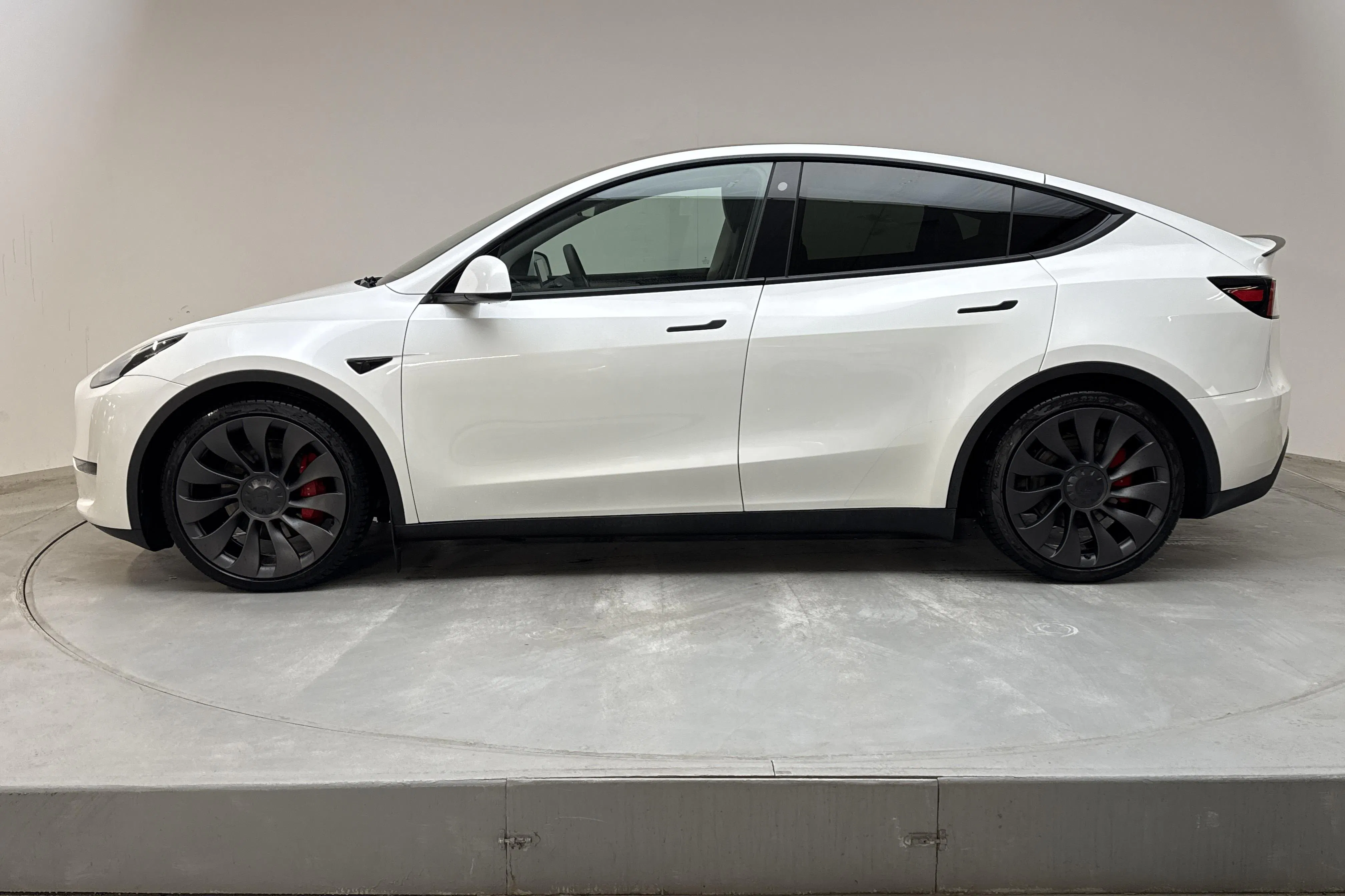 Presentationsfoto 2 av 19: Tesla Model Y Performance Dual Motor AWD - 7 278 mil - Automat - vit - 2023