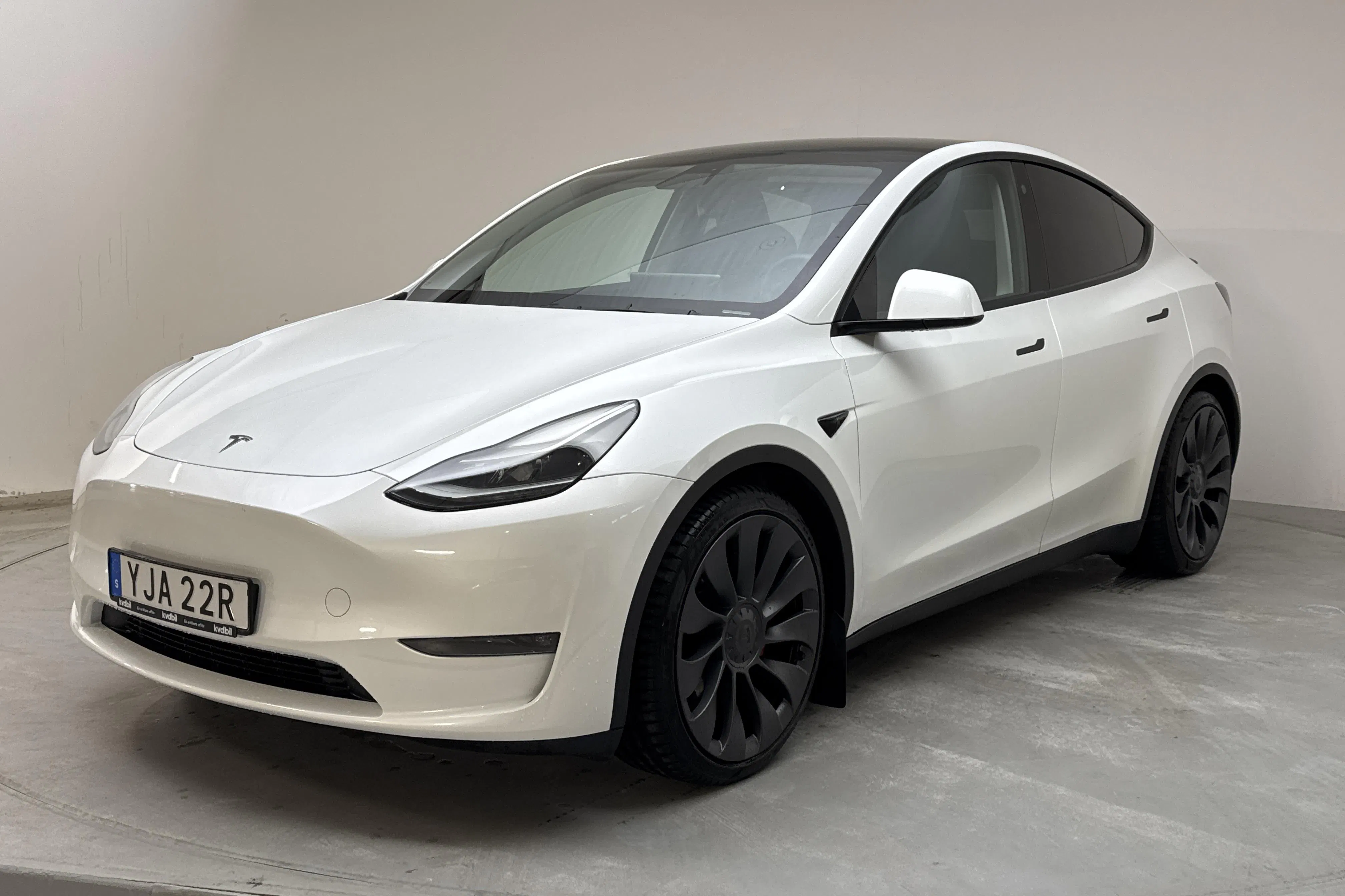 Presentationsfoto 1 av 19: Tesla Model Y Performance Dual Motor AWD - 7 278 mil - Automat - vit - 2023