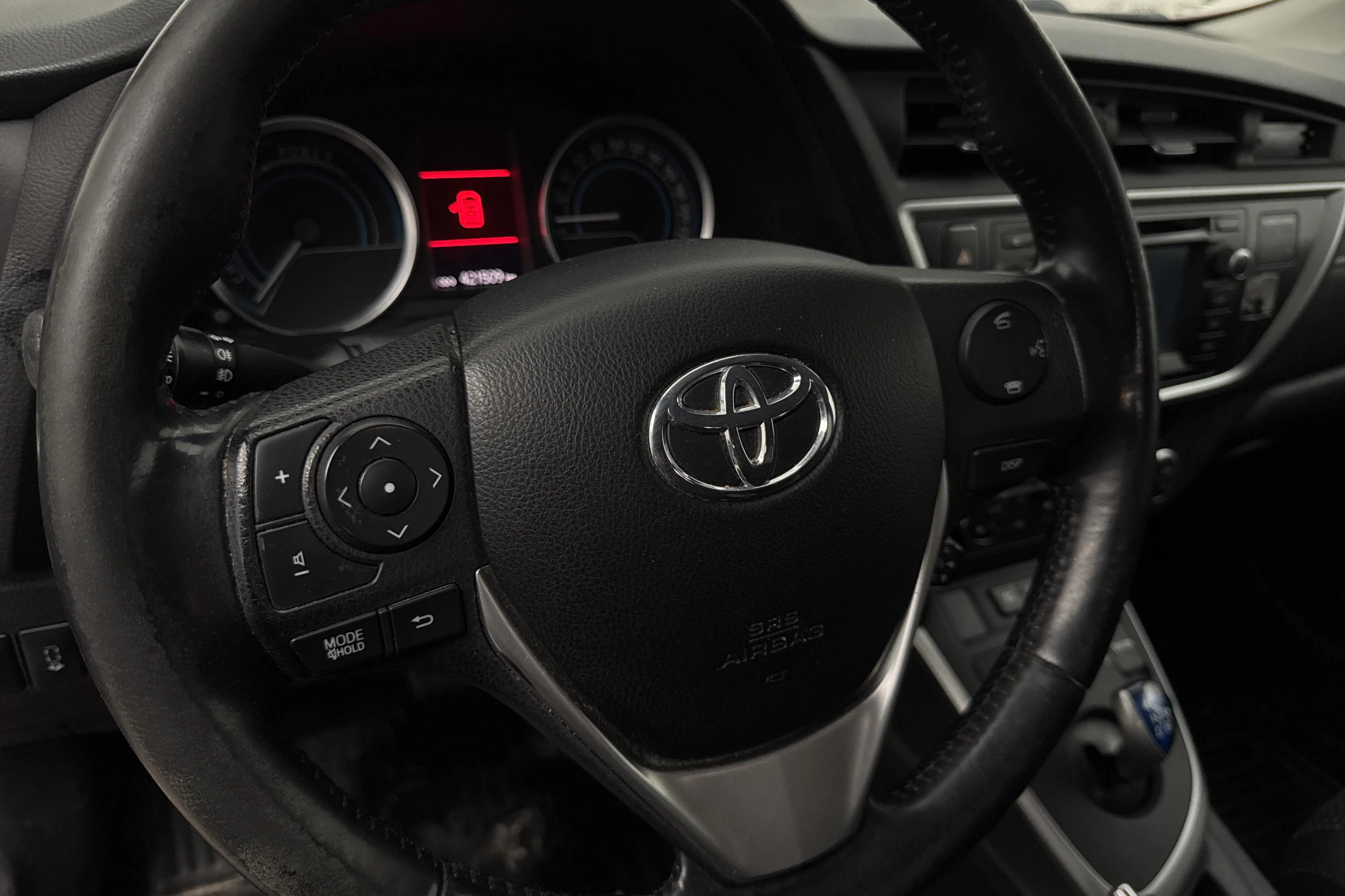 Presentationsfoto 15 av 15: Toyota Auris 1.8 HSD Touring Sports (99hk) - 42 150 mil - Automat - Dark Red - 2015