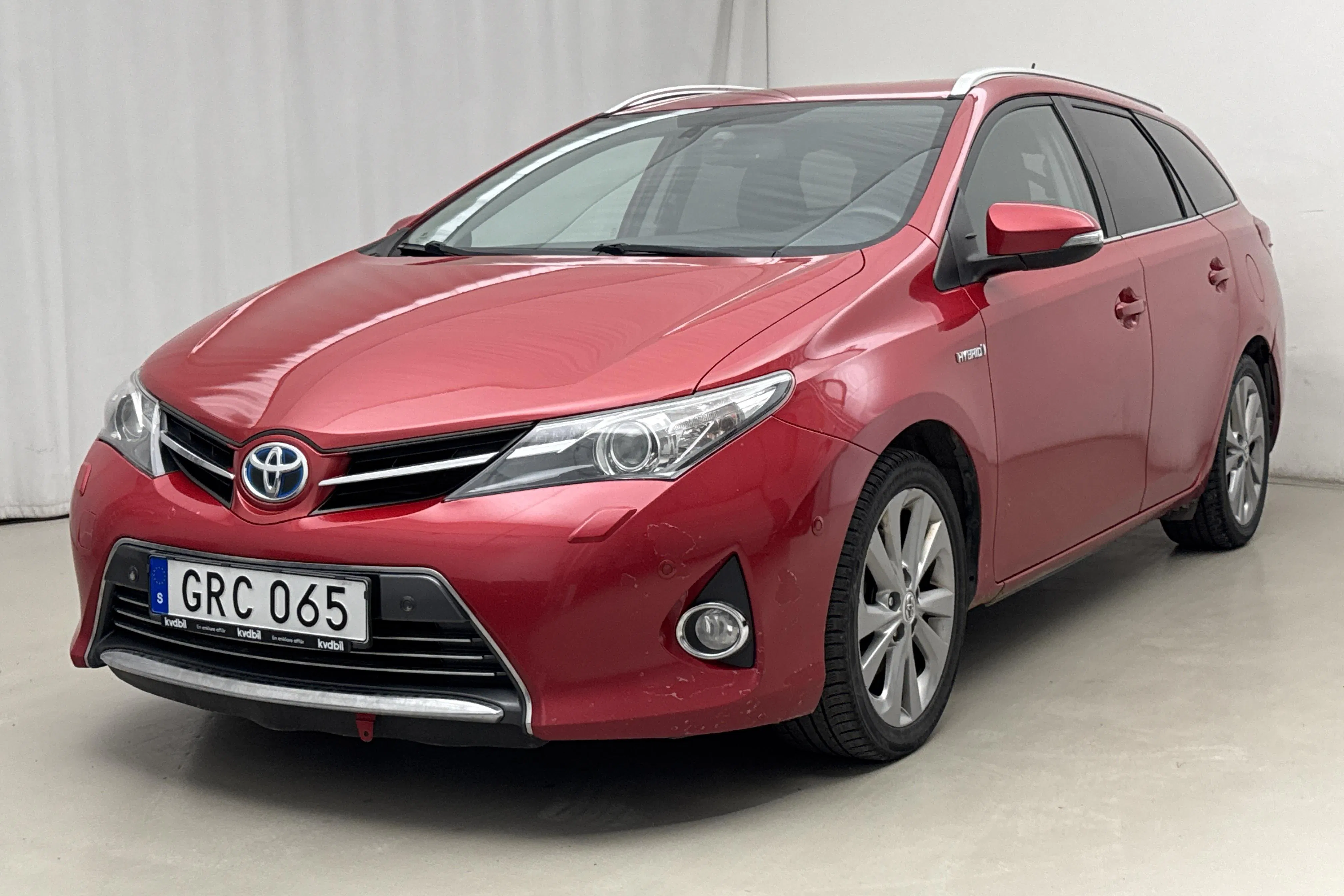 Presentationsfoto 1 av 15: Toyota Auris 1.8 HSD Touring Sports (99hk) - 42 150 mil - Automat - Dark Red - 2015