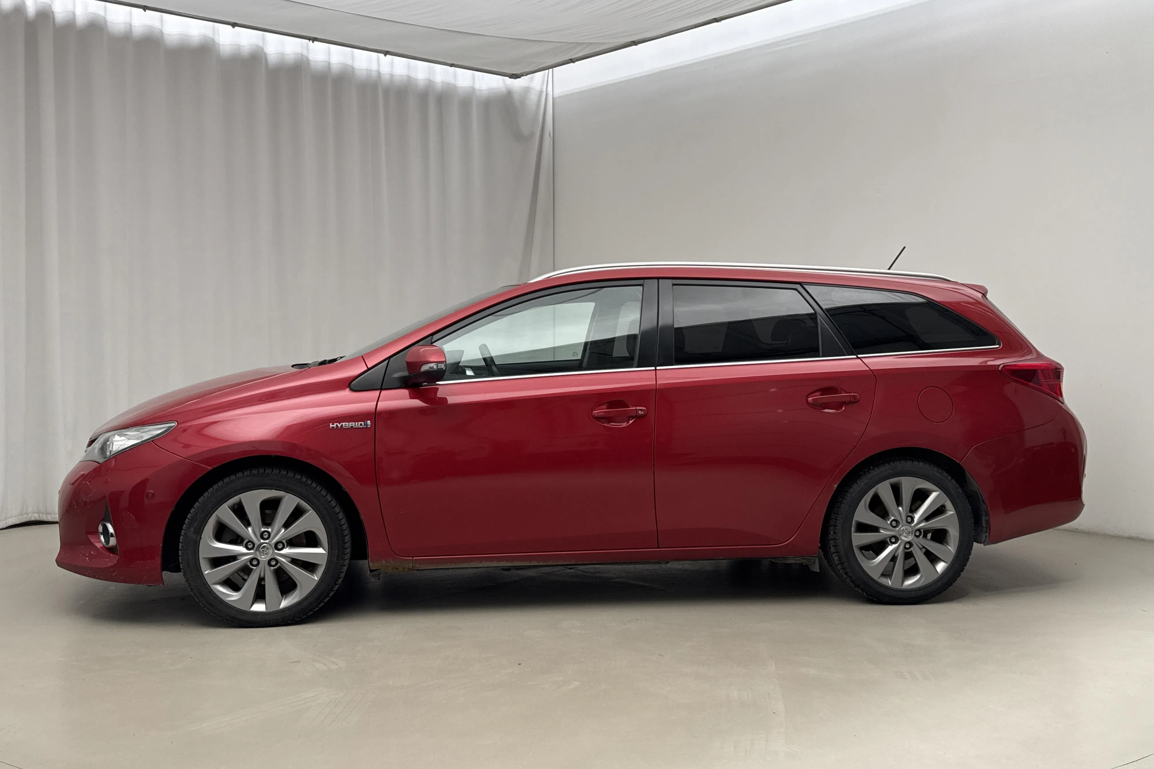 Presentationsfoto 2 av 15: Toyota Auris 1.8 HSD Touring Sports (99hk) - 42 150 mil - Automat - Dark Red - 2015
