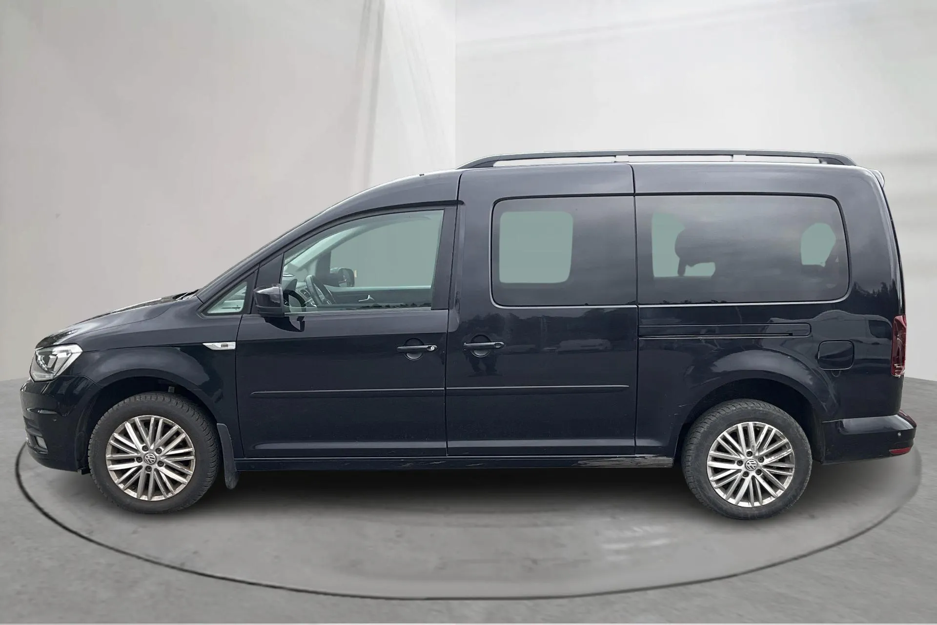 Presentationsfoto 2 av 13: VW Caddy Maxi Life 1.4 TGI (110hk) - 50 948 mil - Automat - svart - 2018