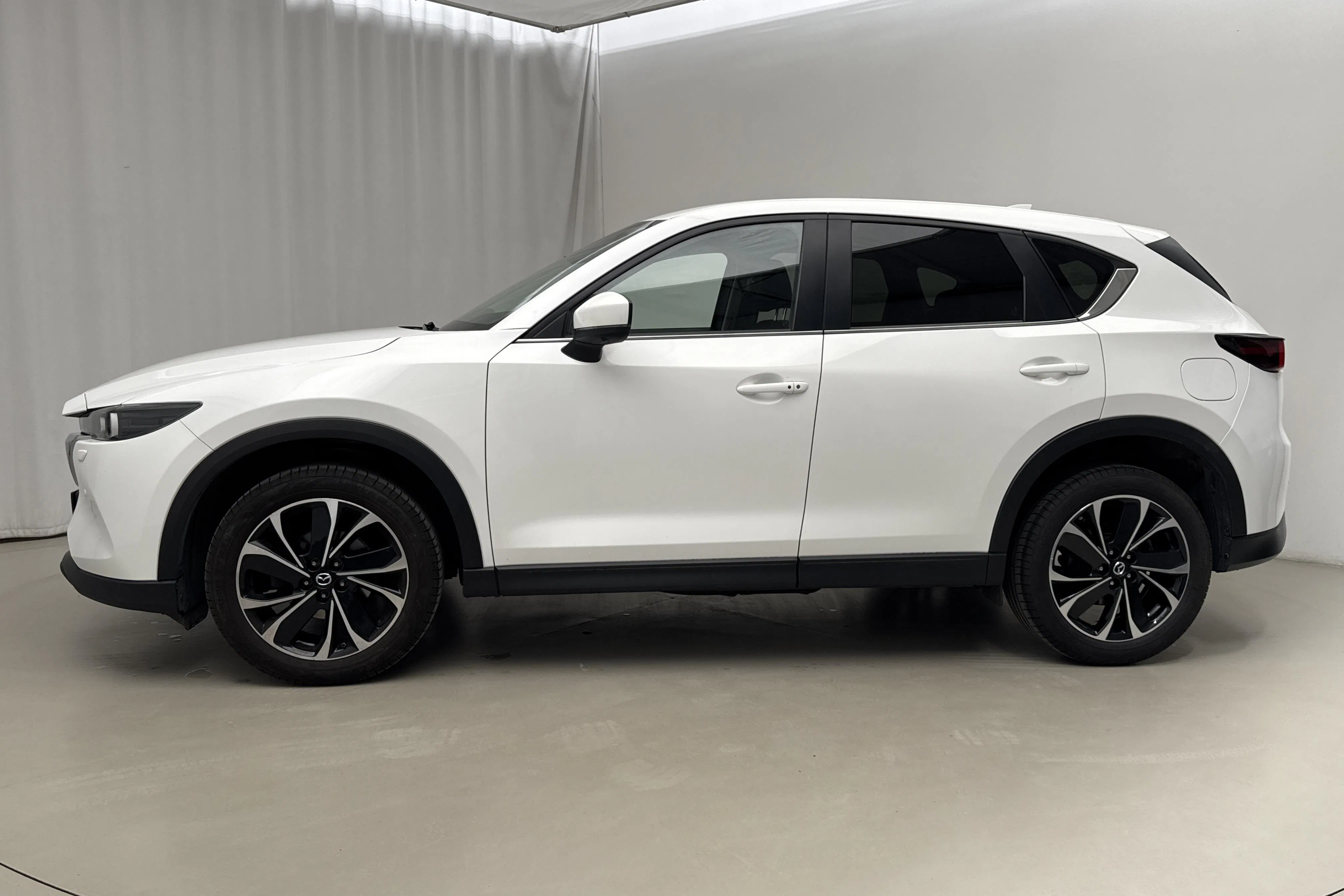 Presentationsfoto 2 av 19: Mazda CX-5 2.0 (165hk) - 9 932 mil - Manuell - vit - 2022