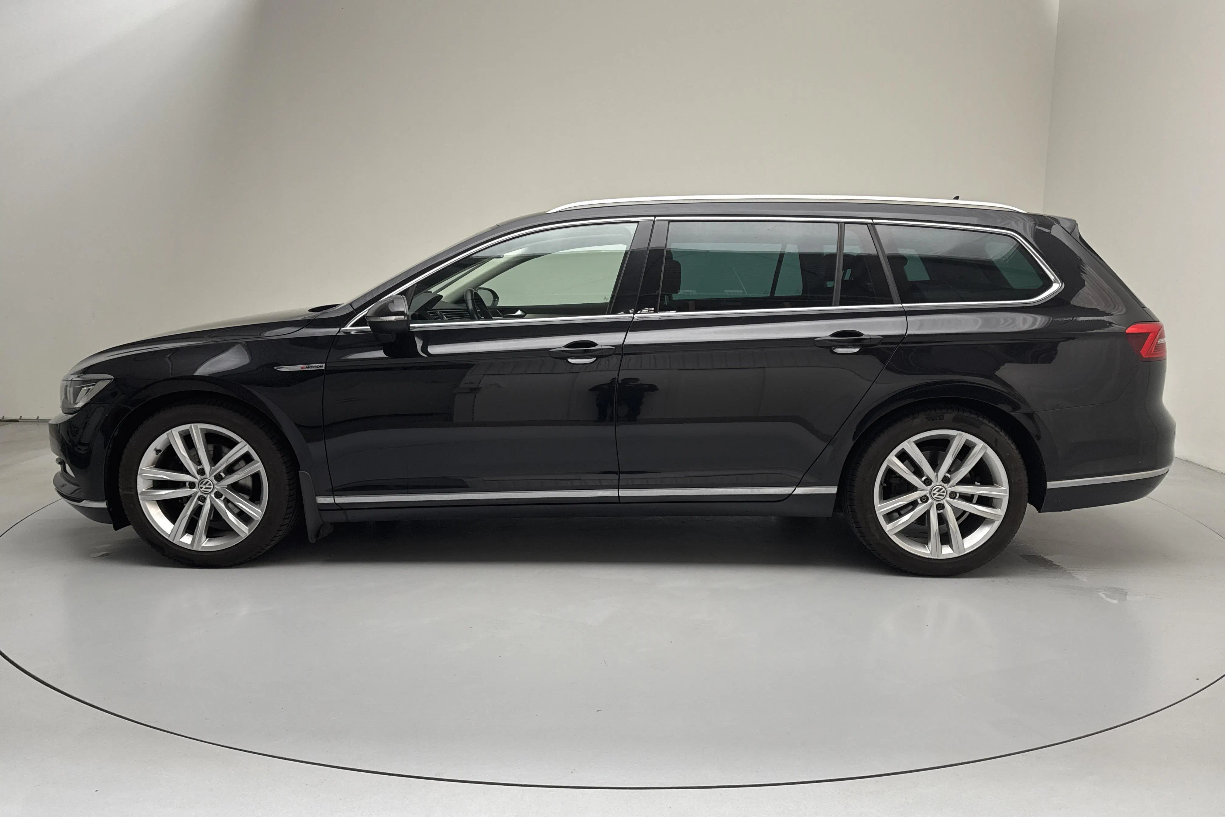 Presentationsfoto 2 av 15: VW Passat 2.0 TDI Sportscombi 4MOTION (190hk) - 12 997 mil - Automat - svart - 2016