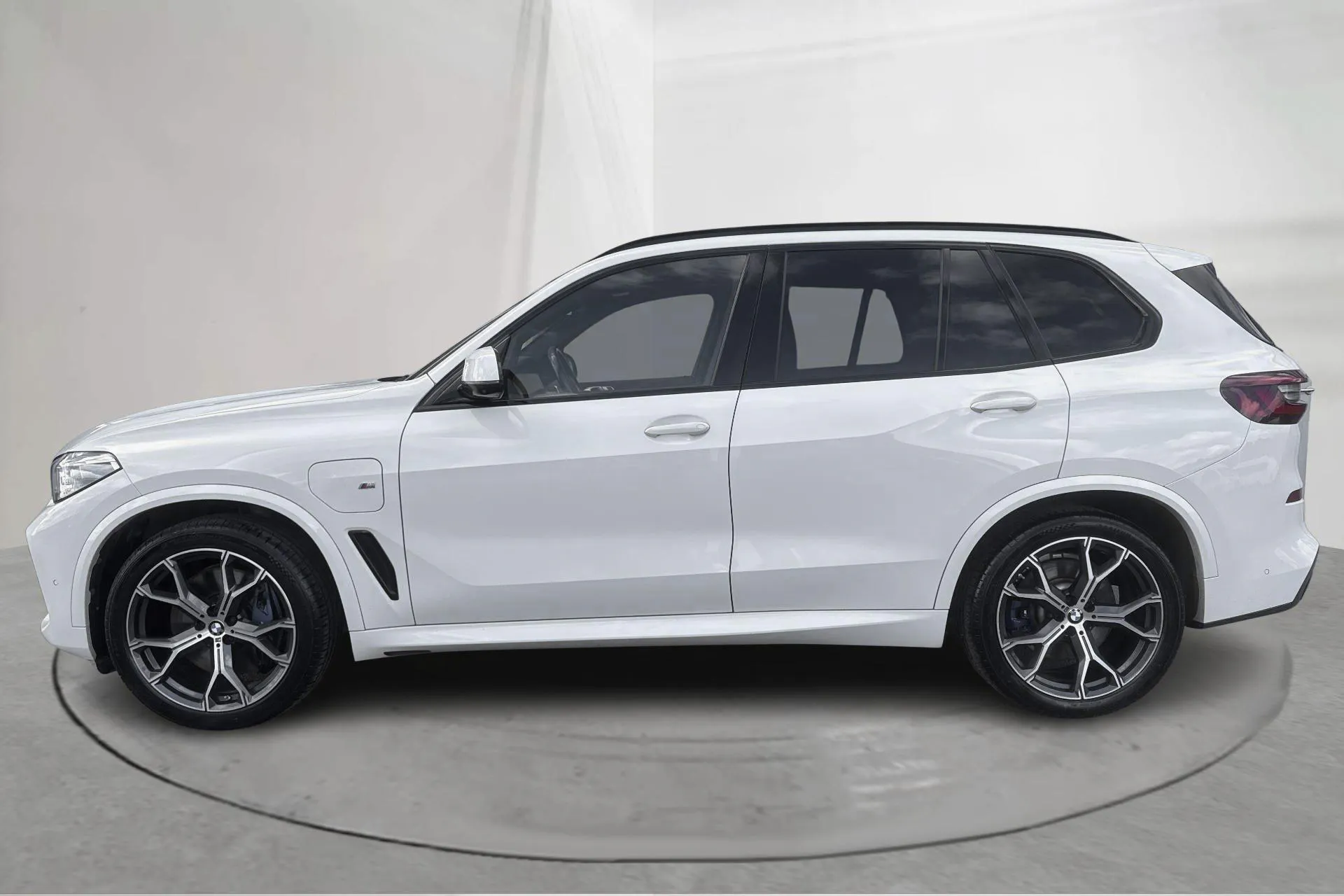 Presentationsfoto 2 av 26: BMW X5 xDrive45e, G05 (394hk) - 9 347 mil - Automat - vit - 2021