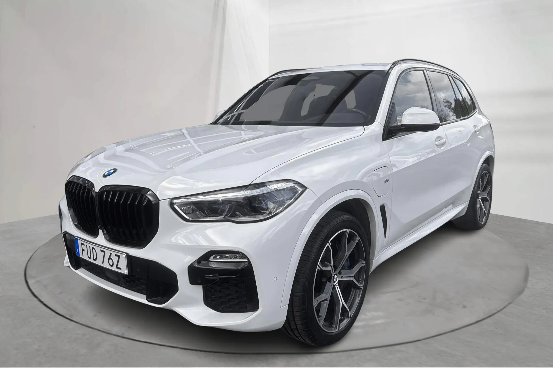 Presentationsfoto 1 av 26: BMW X5 xDrive45e, G05 (394hk) - 9 347 mil - Automat - vit - 2021