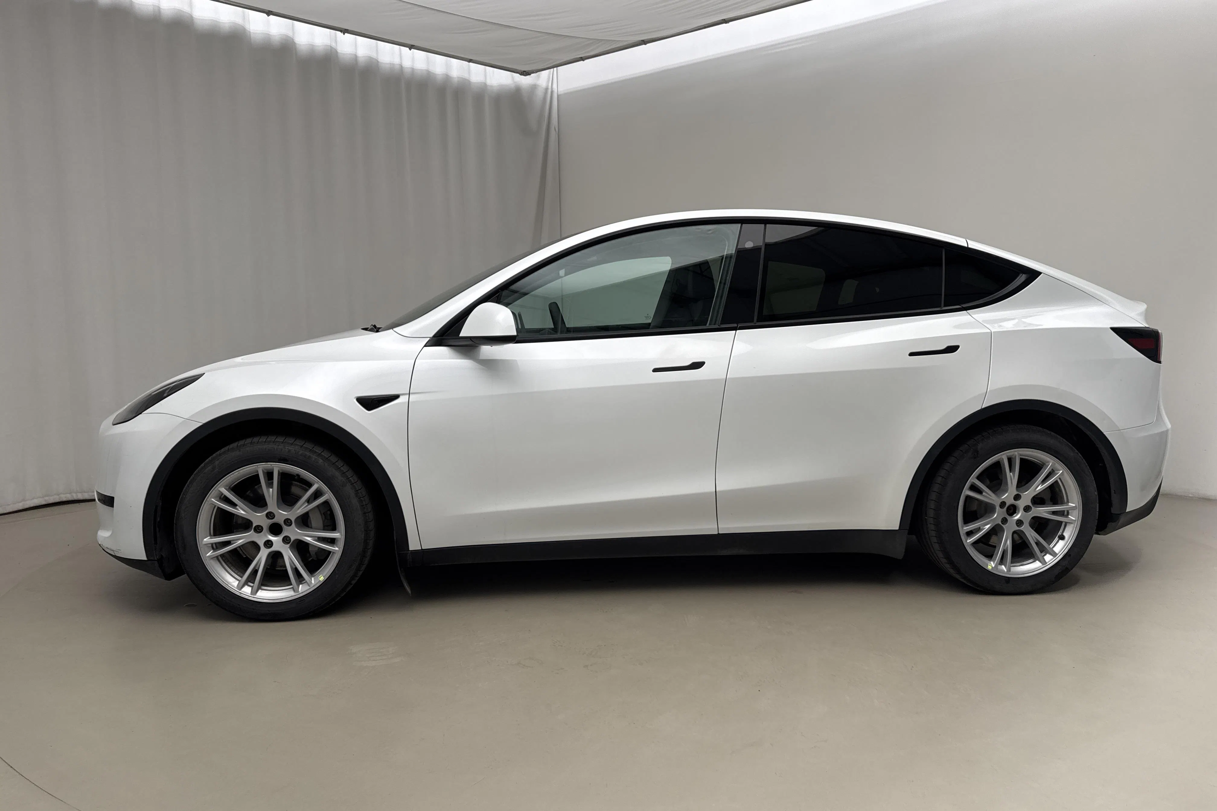 Presentationsfoto 2 av 24: Tesla Model Y RWD - 14 561 mil - Automat - vit - 2023