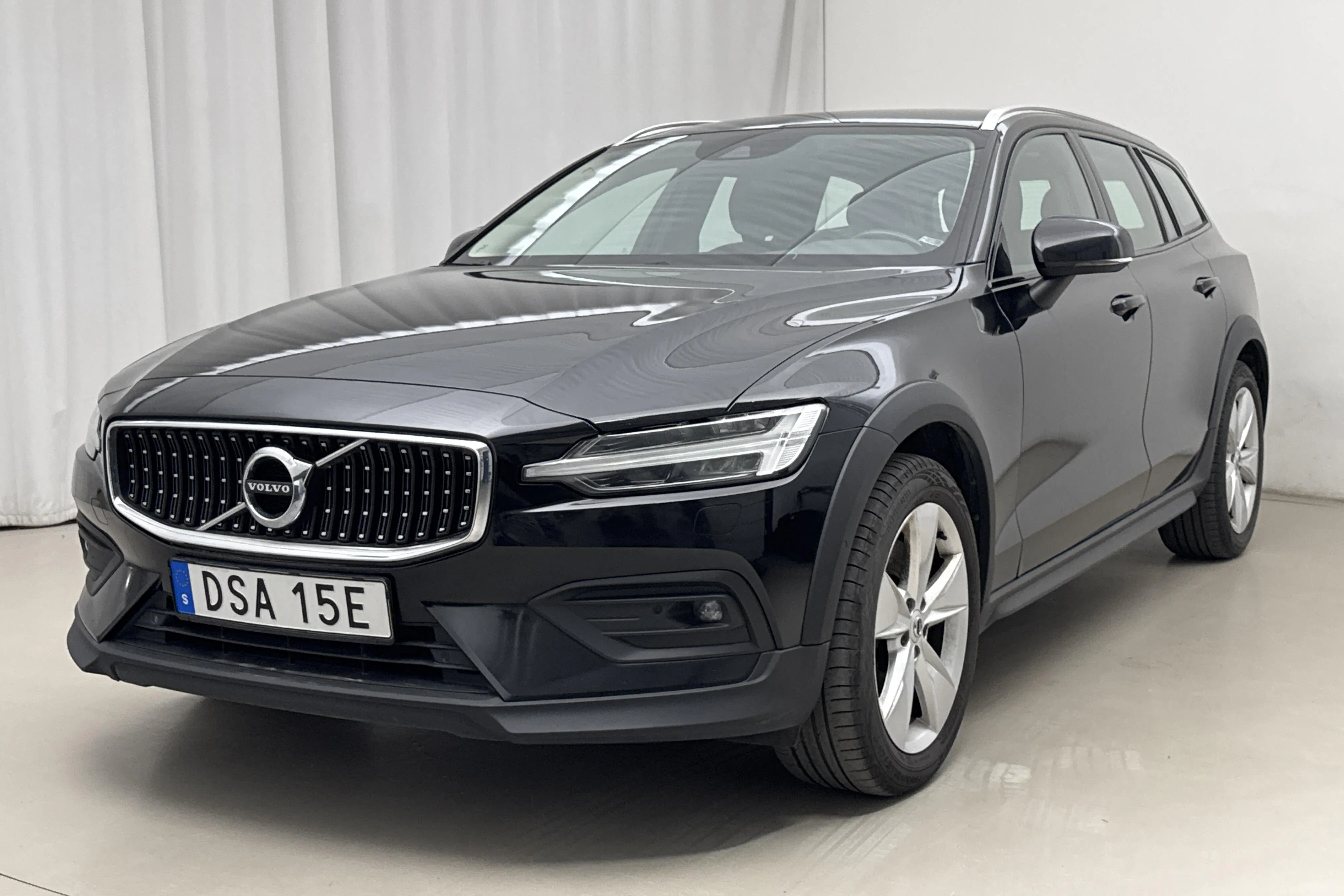 Præsentationsfoto 1 af 20: Volvo V60 D4 Cross Country AWD (190hk) - 121 880 kilometer - Salgsautomat - Sort - 2020