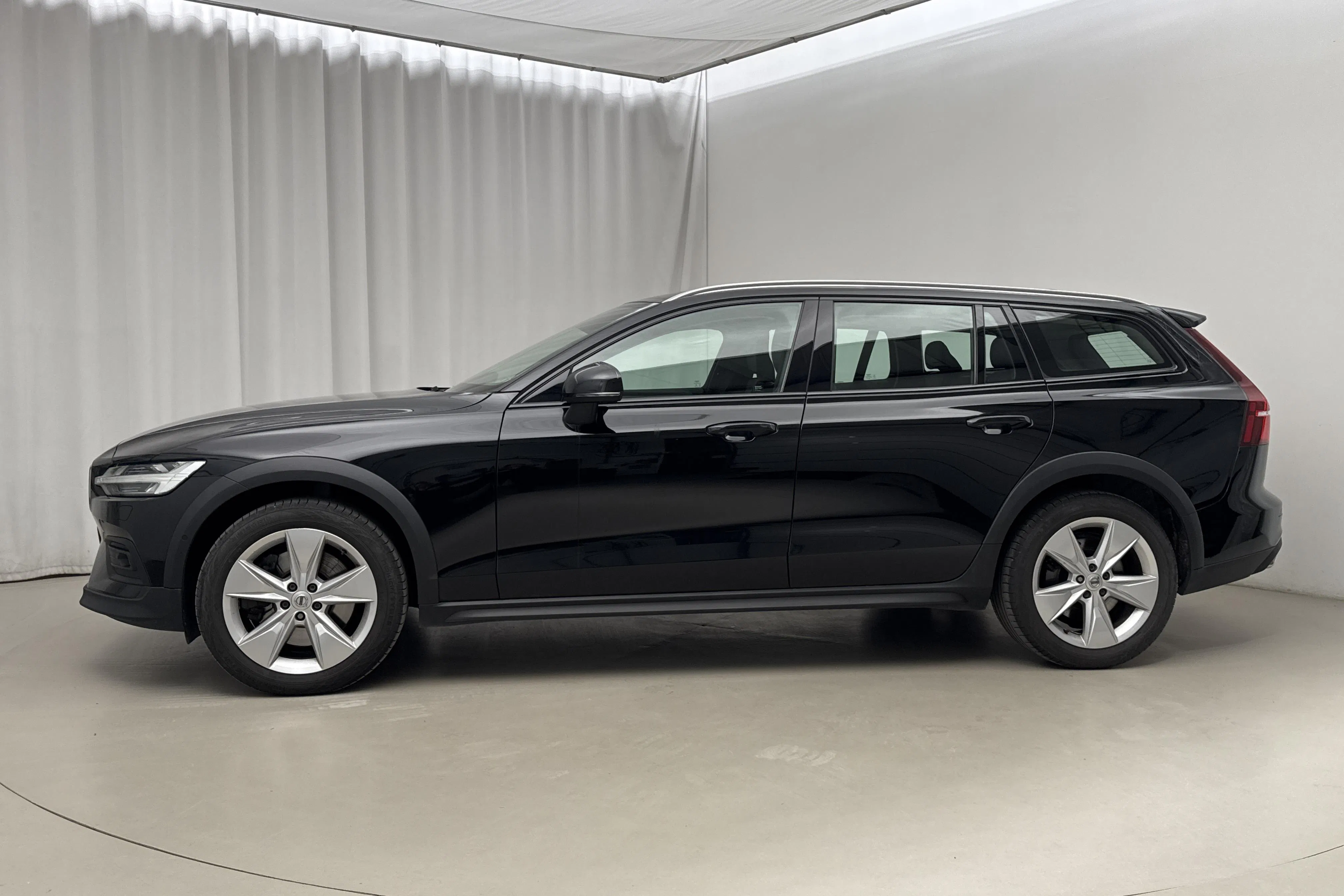 Præsentationsfoto 2 af 20: Volvo V60 D4 Cross Country AWD (190hk) - 121 880 kilometer - Salgsautomat - Sort - 2020