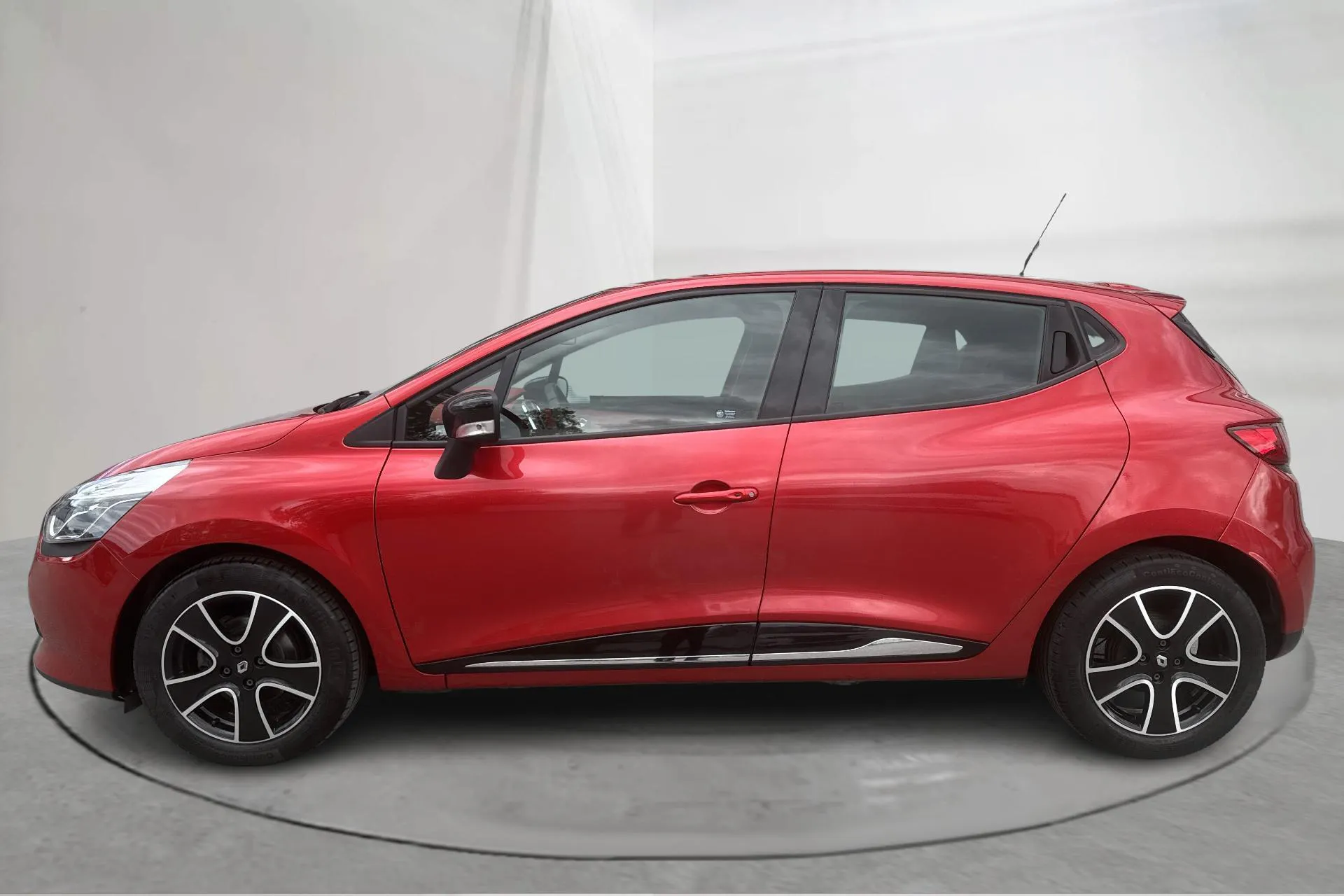 Presentationsfoto 2 av 15: Renault Clio IV 0.9 TCe 90 5dr (90hk) - 5 132 mil - Manuell - röd - 2013