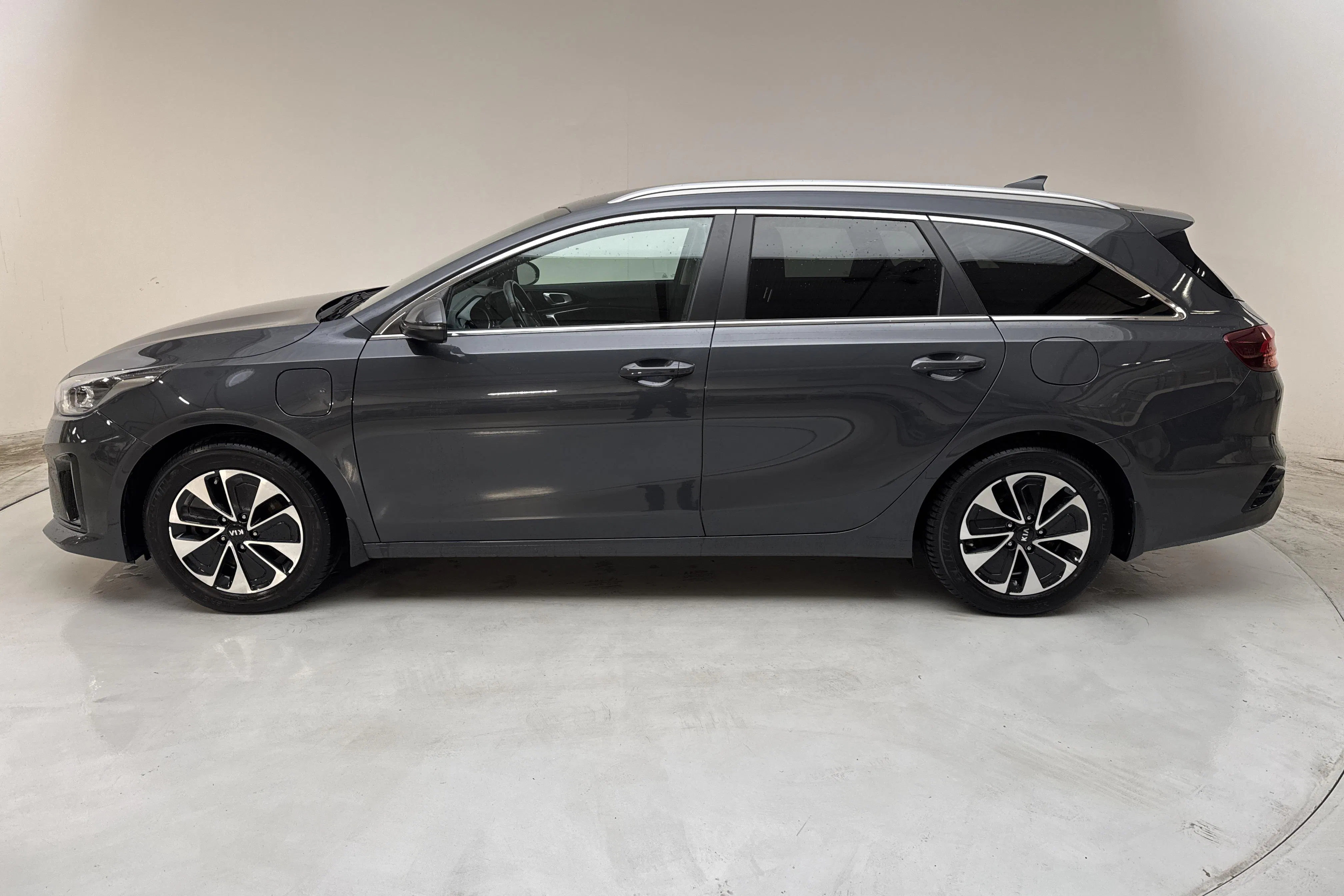 Presentation photo 2 of 17: KIA Ceed 1.6 Plug-in Hybrid SW (141hk) - 58 320 km - Automatic - gray - 2021