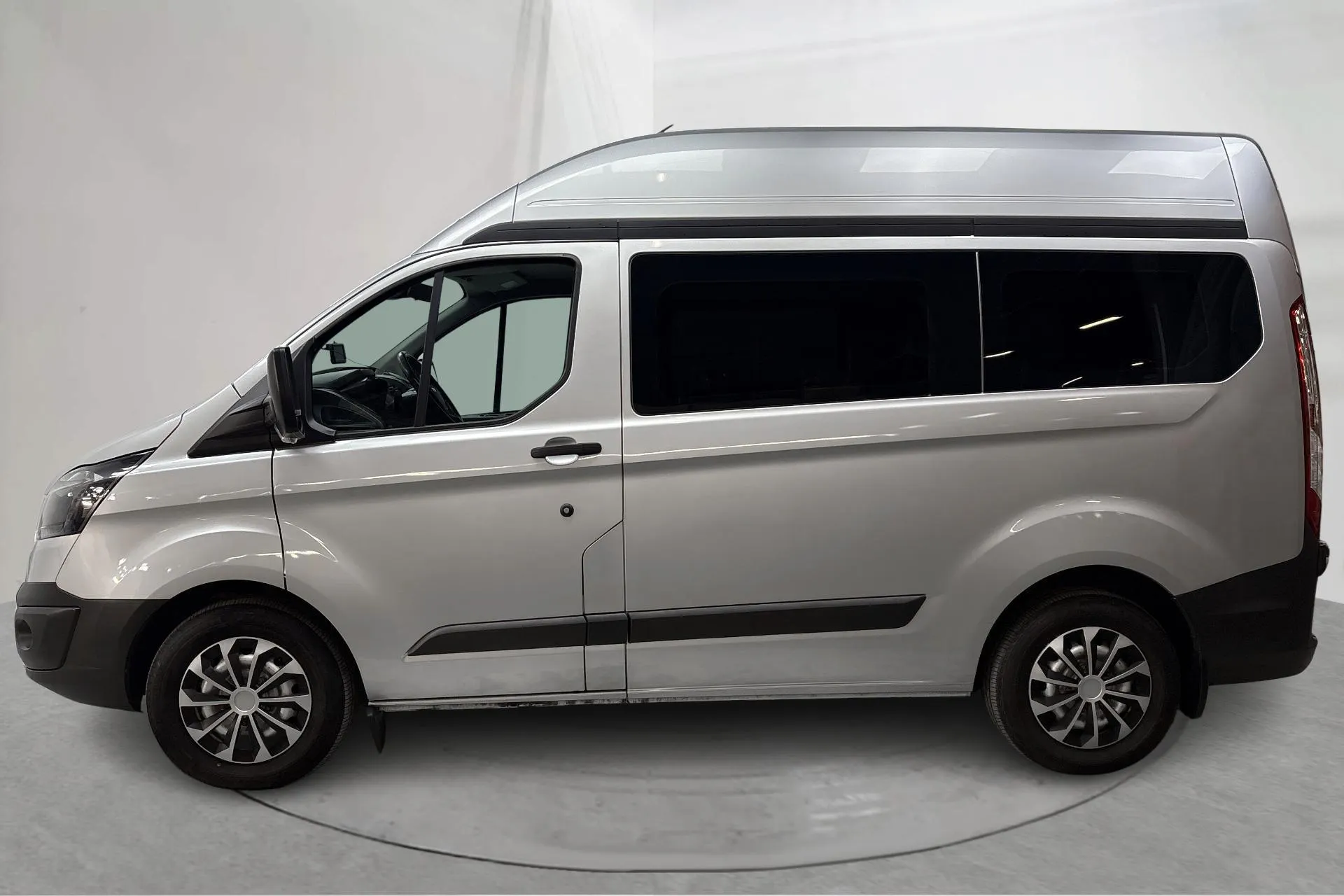 Presentationsfoto 2 av 15: Ford Transit Custom 310 Kombi (105hk) - 7 481 mil - Manuell - silver - 2018