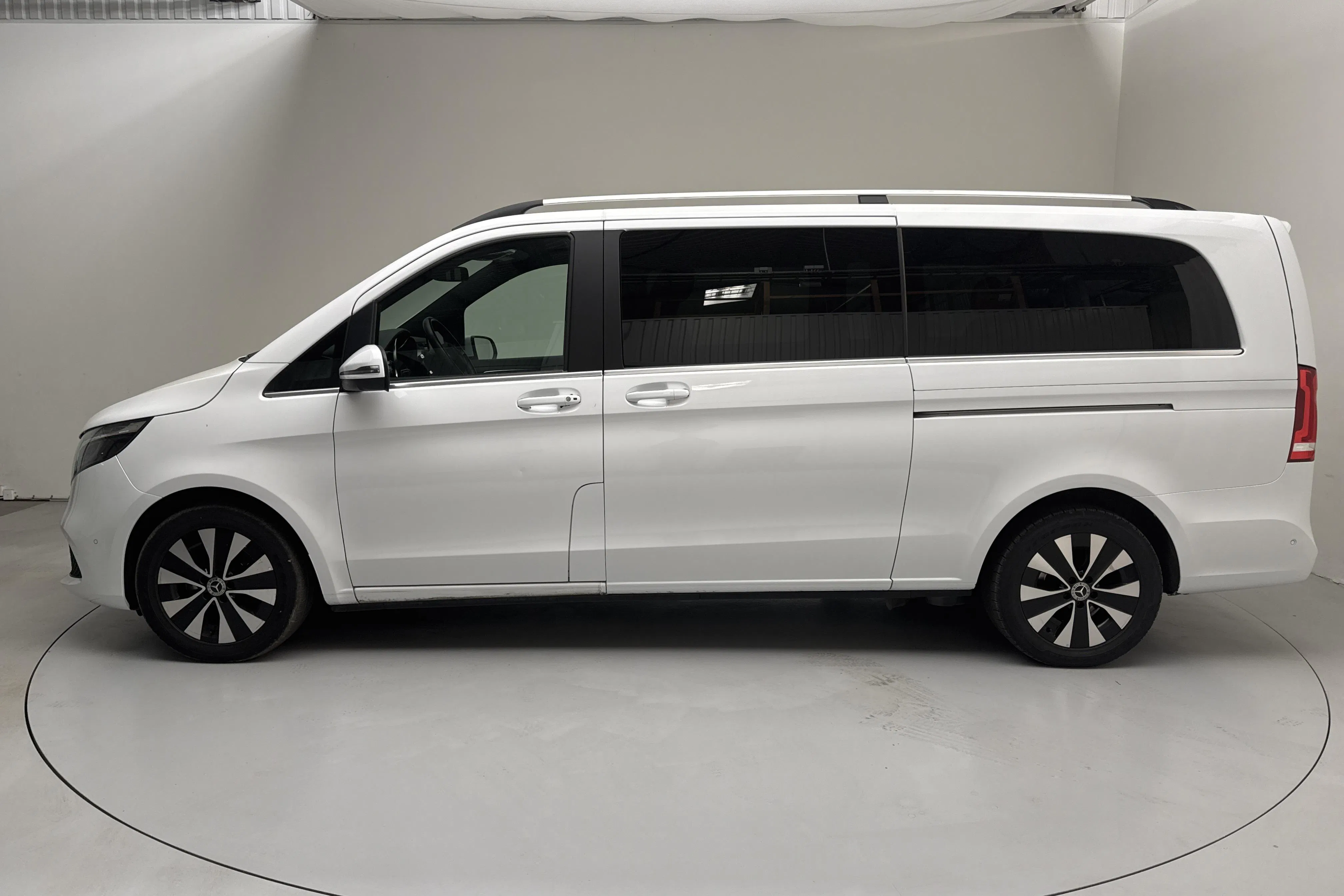 Presentationsfoto 2 av 15: Mercedes V 250 d W447 (190hk) - 13 311 mil - Automat - vit - 2024