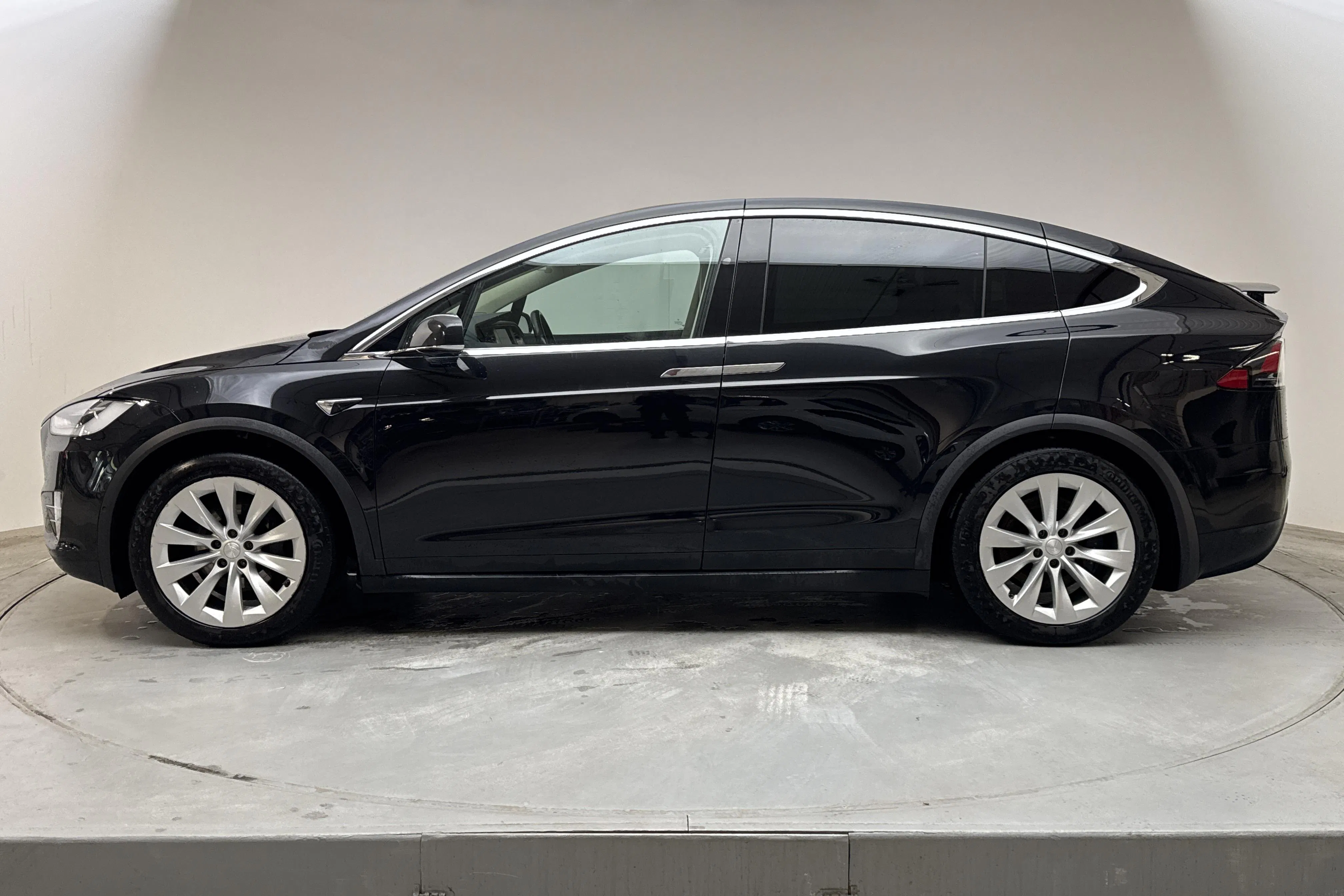 Presentationsfoto 2 av 17: Tesla Model X 100D - 13 762 mil - Automat - svart - 2018