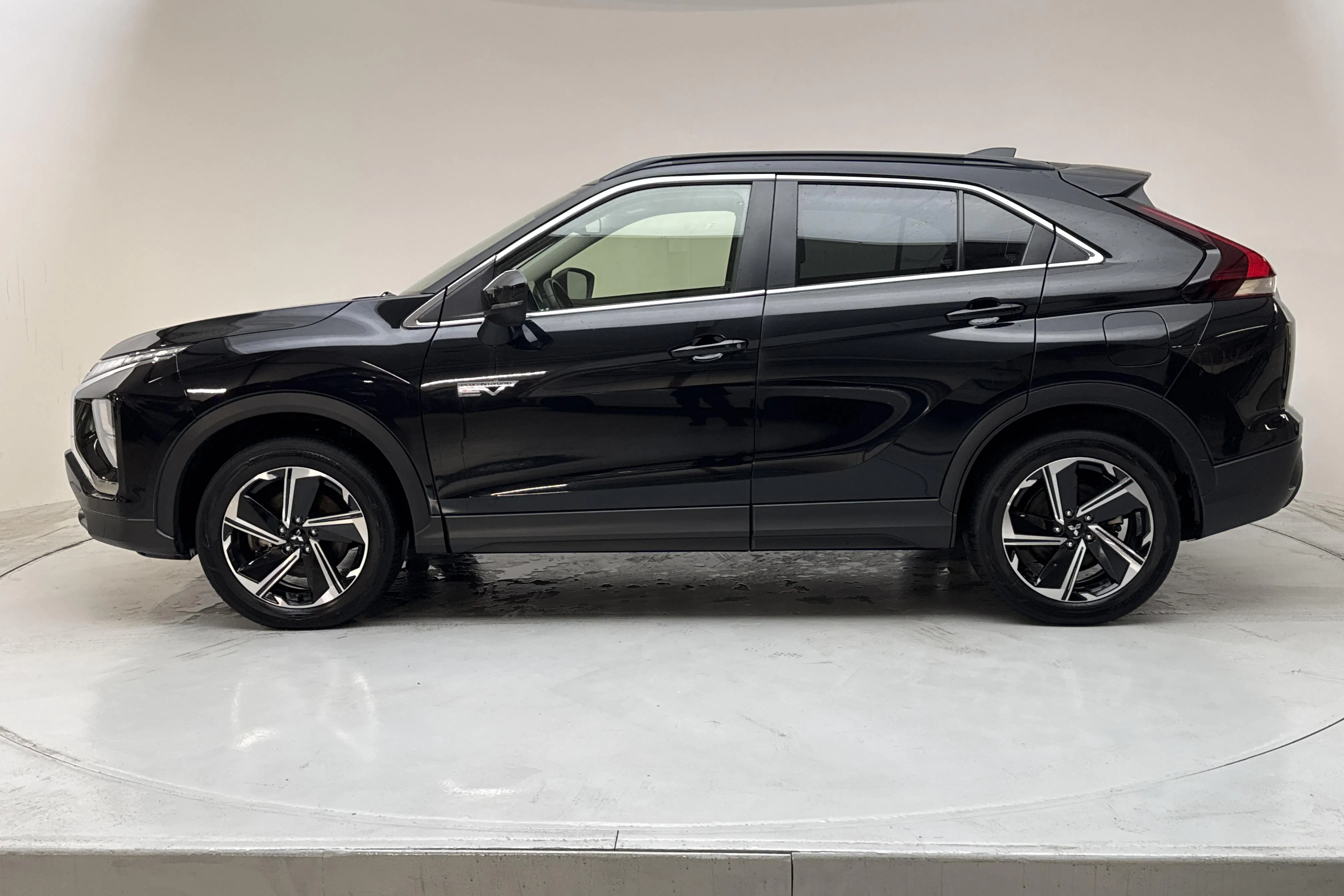 Presentationsfoto 2 av 14: Mitsubishi Eclipse Cross 2.4 PHEV 4WD (185hk) - 8 105 mil - Automat - svart - 2021