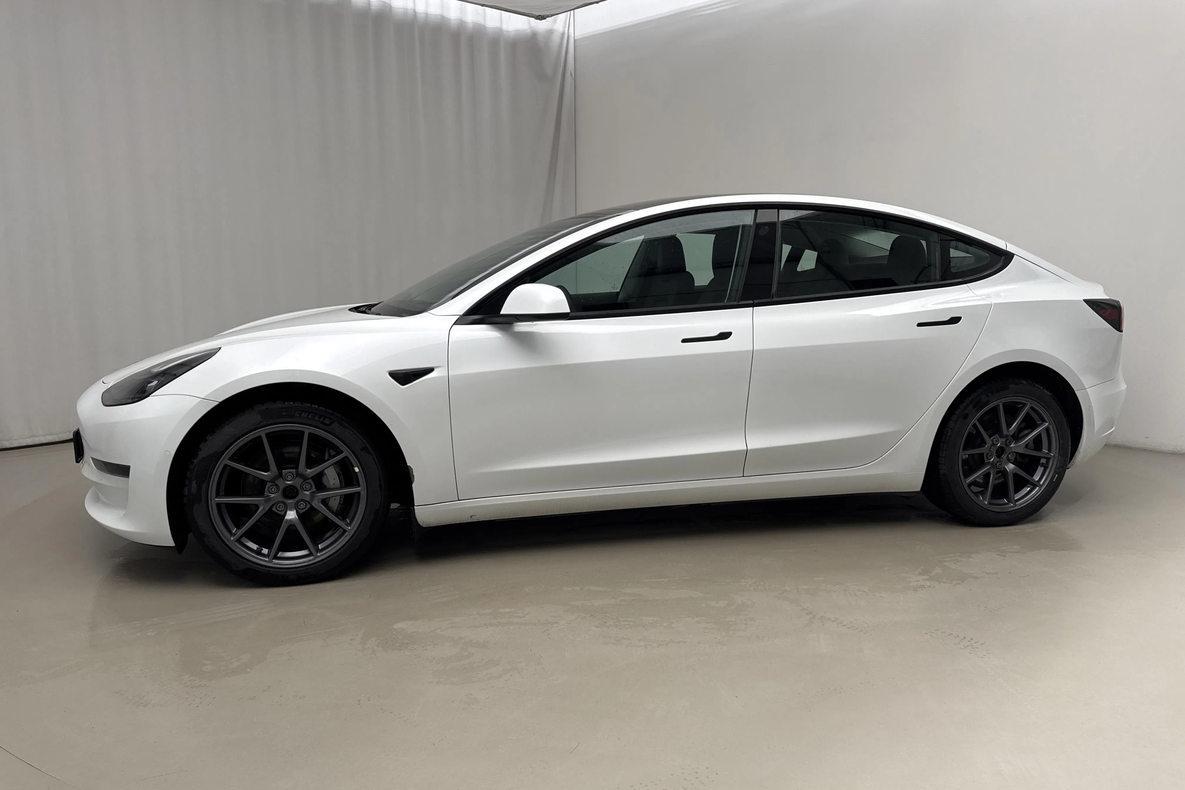 Presentationsfoto 2 av 24: Tesla Model 3 Long Range Dual Motor AWD - 12 818 mil - Automat - vit - 2022