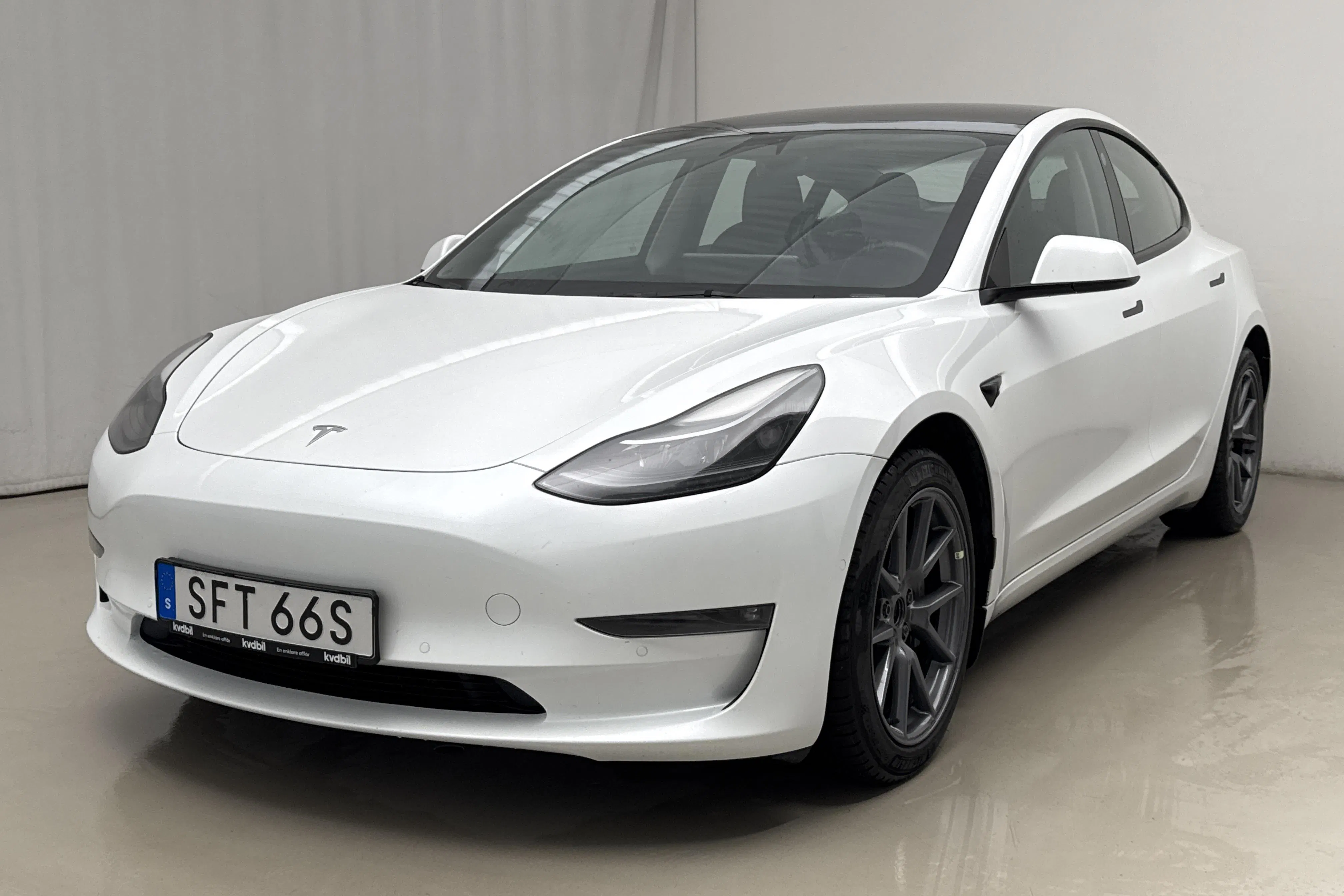 Presentationsfoto 1 av 24: Tesla Model 3 Long Range Dual Motor AWD - 12 818 mil - Automat - vit - 2022