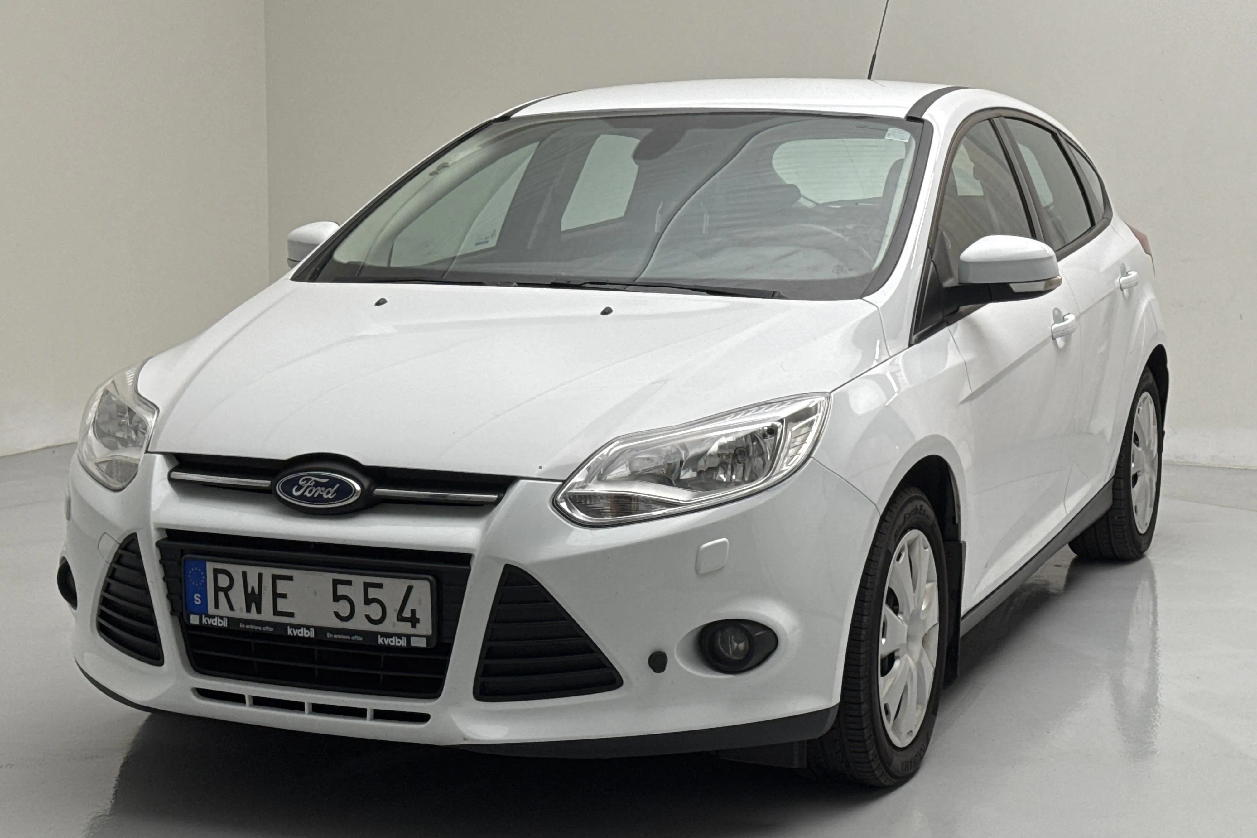 Presentationsfoto 1 av 12: Ford Focus 1.6 CNG 5dr (120hk) - 8 783 mil - Manuell - vit - 2013