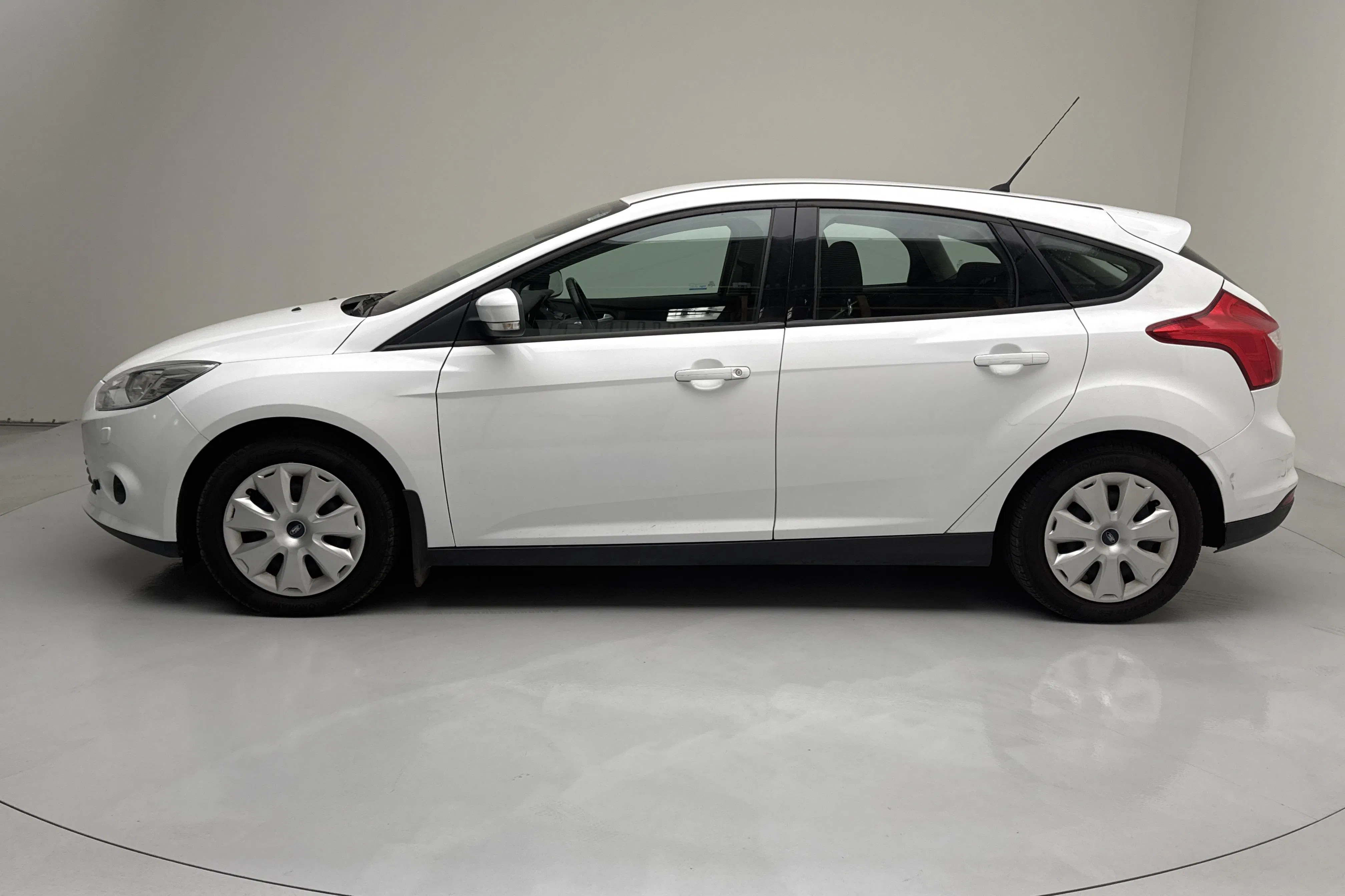 Presentationsfoto 2 av 12: Ford Focus 1.6 CNG 5dr (120hk) - 8 783 mil - Manuell - vit - 2013