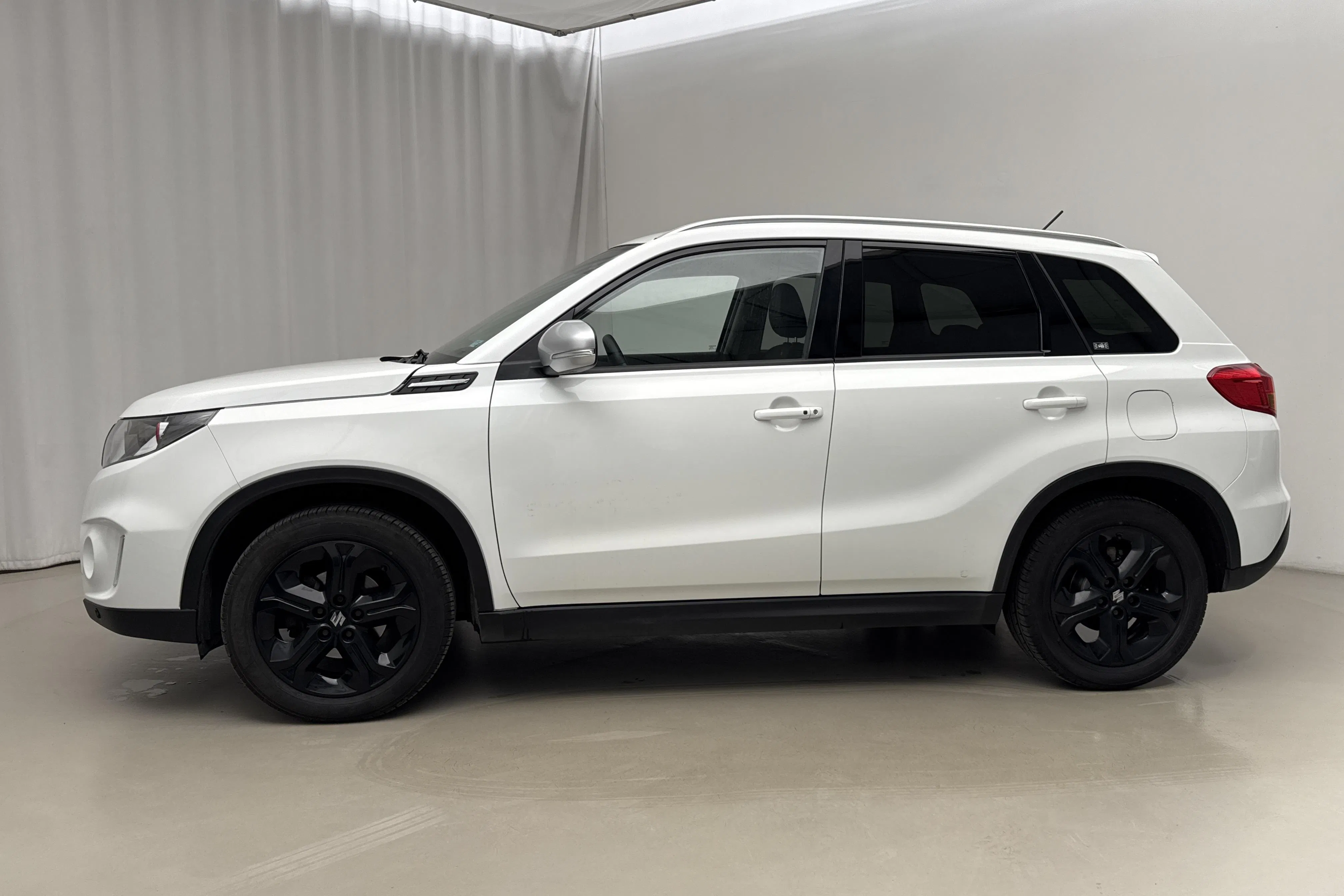 Presentationsfoto 2 av 18: Suzuki Vitara 1.4T Boosterjet Allgrip 4x4 (140hk) - 14 976 mil - Automat - vit - 2018