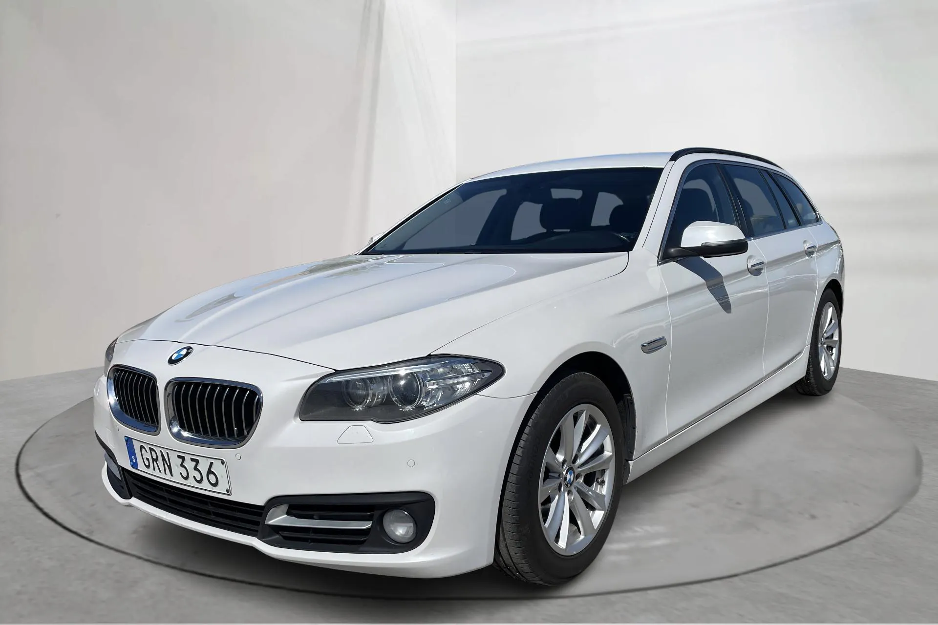 Presentationsfoto 1 av 19: BMW 520d xDrive Touring, F11 (190hk) - 29 150 mil - Automat - vit - 2015