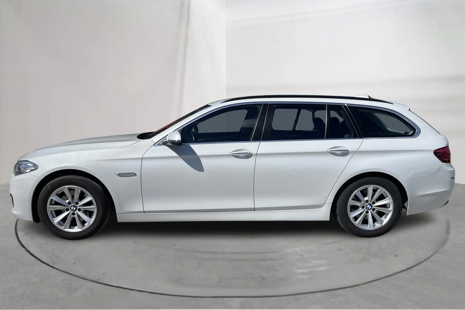 Presentationsfoto 2 av 19: BMW 520d xDrive Touring, F11 (190hk) - 29 150 mil - Automat - vit - 2015