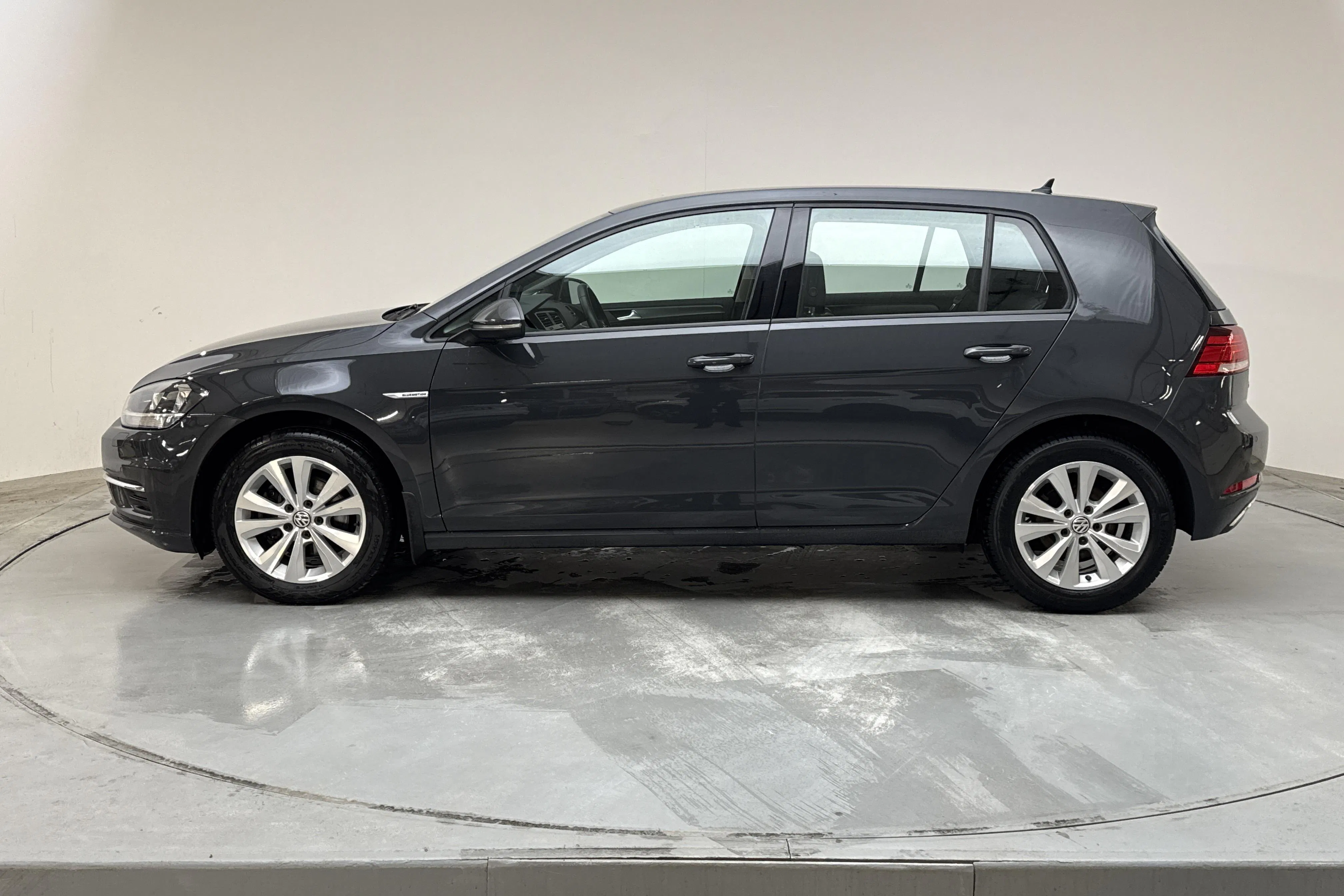Presentationsfoto 2 av 12: VW Golf VII 1.4 TGI 5dr (110hk) - 10 089 mil - Manuell - Dark Grey - 2018