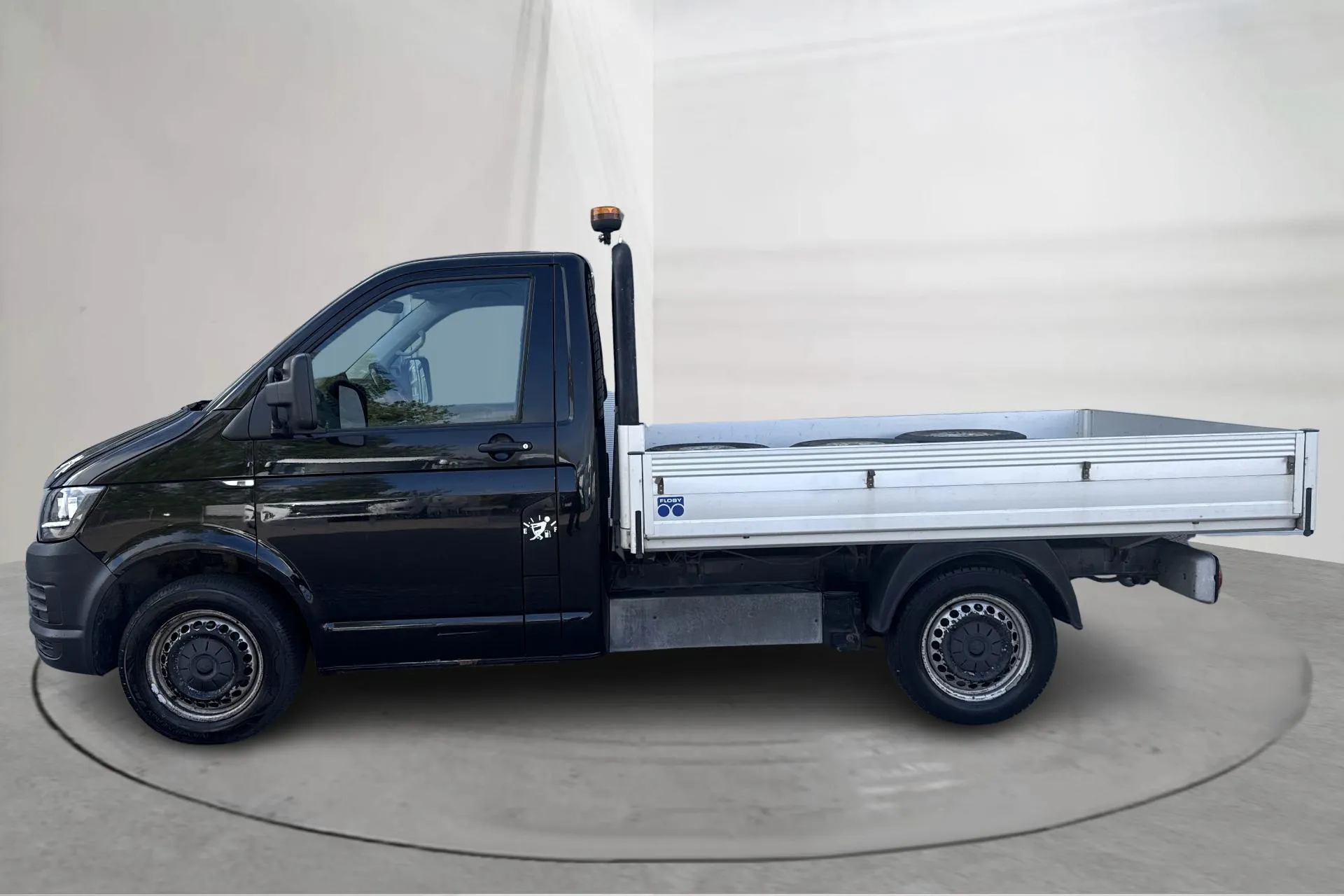 Presentationsfoto 2 av 14: VW Transporter T6 2.0 TDI BMT (102hk) - 14 253 mil - Manuell - svart - 2017