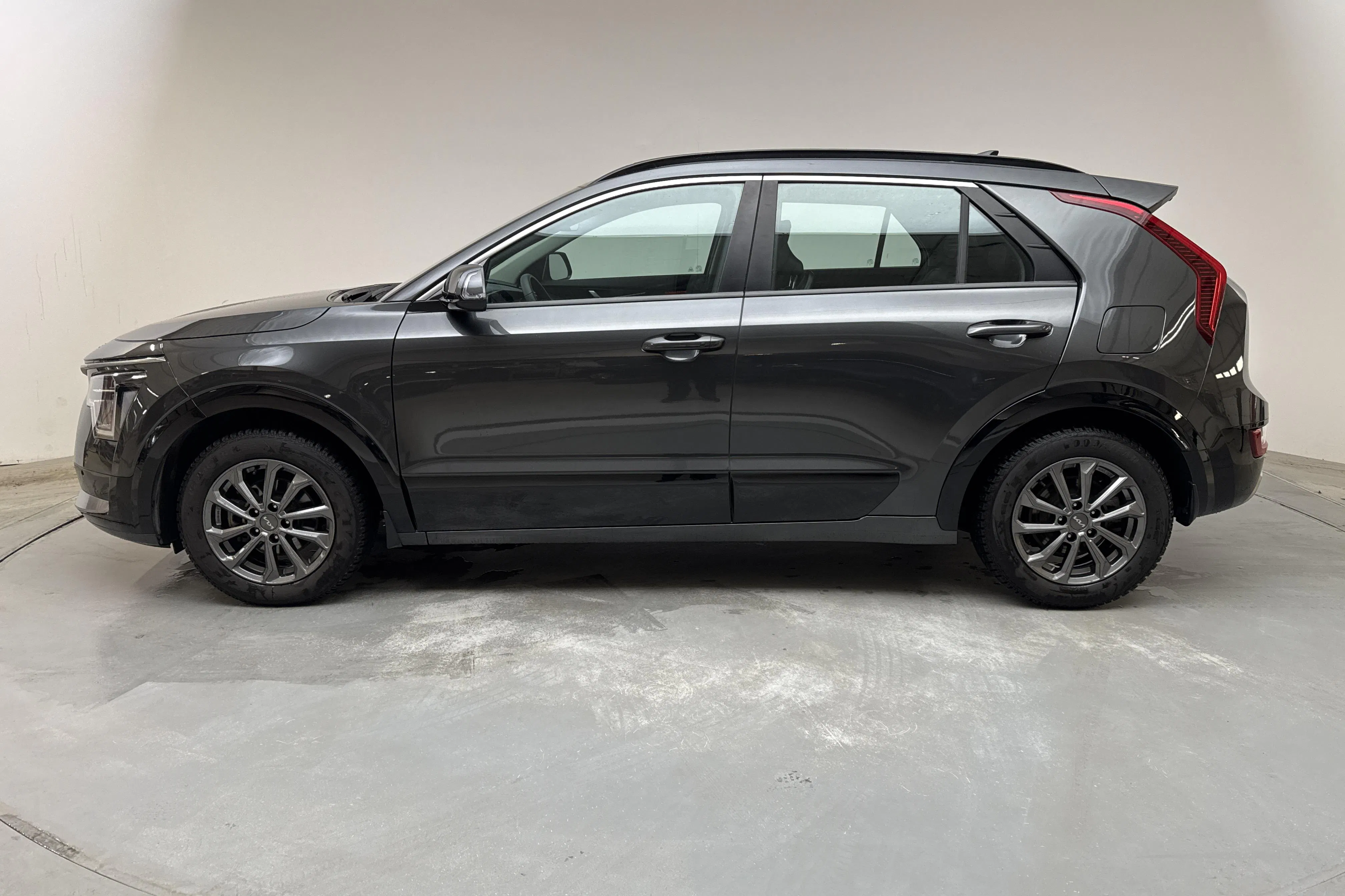 Presentation photo 2 of 14: KIA Niro Hybrid (141hk) - 13 630 km - Automatic - gray - 2023
