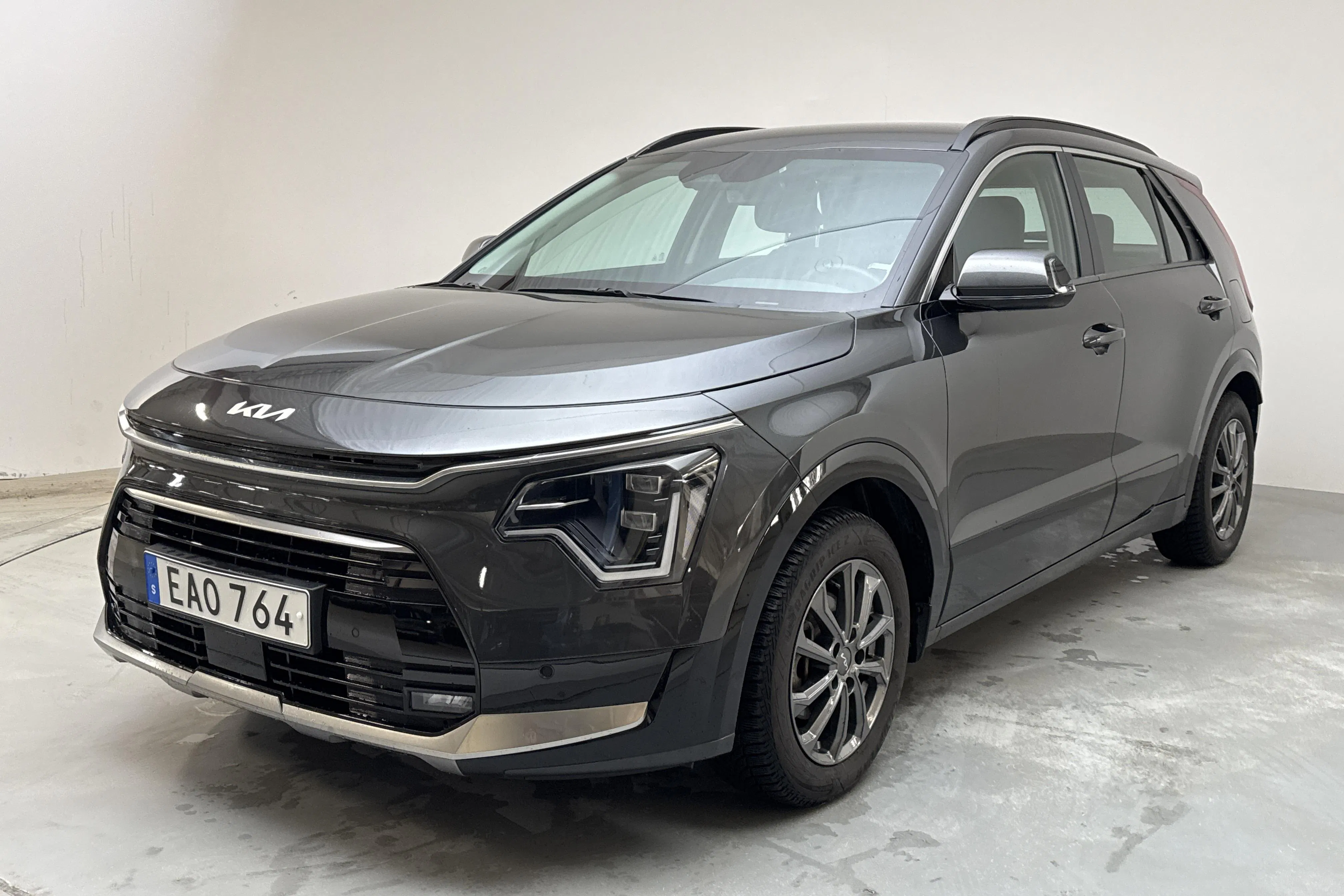 Presentation photo 1 of 14: KIA Niro Hybrid (141hk) - 13 630 km - Automatic - gray - 2023