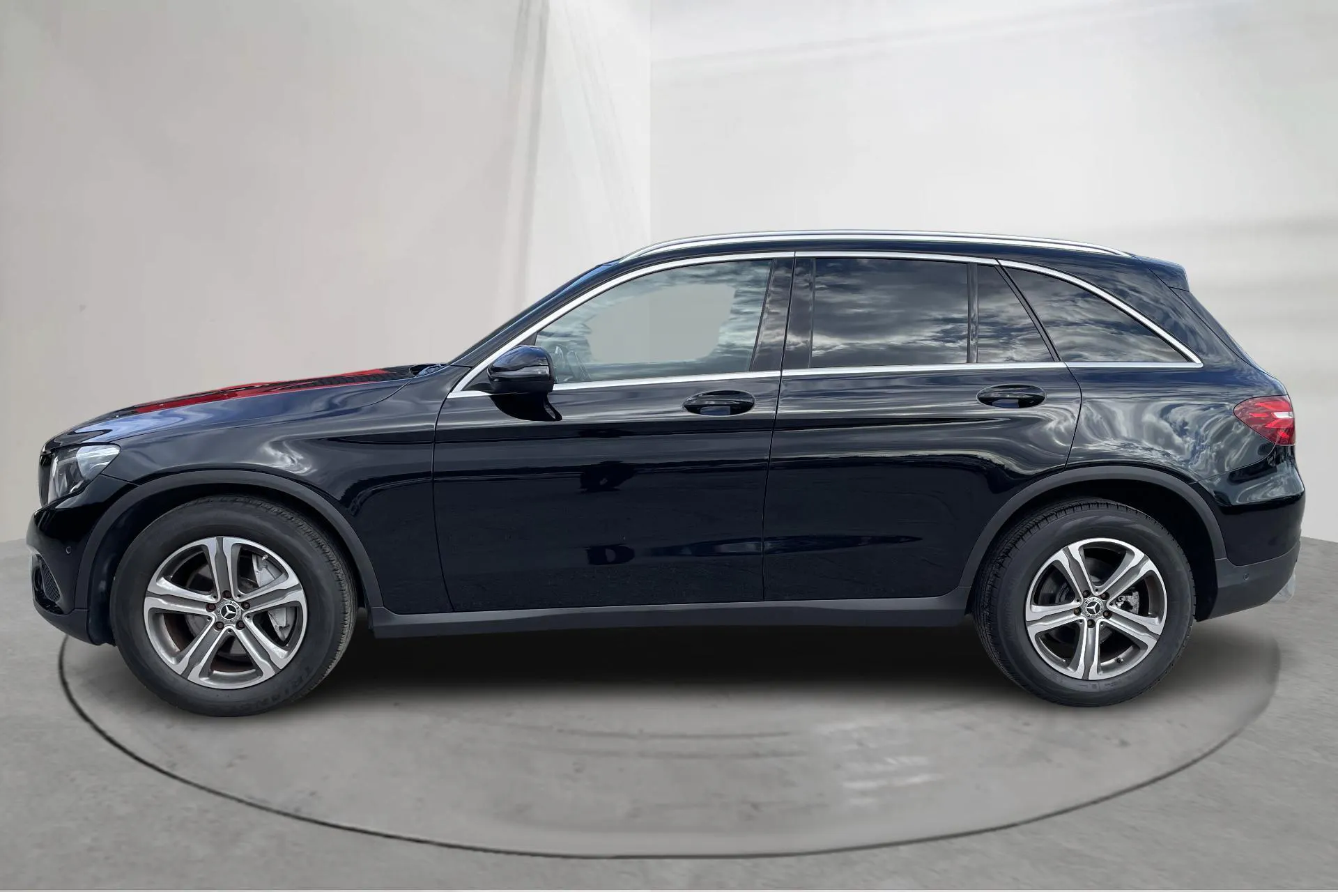 Presentationsfoto 2 av 18: Mercedes GLC 220 d 4MATIC X253 (170hk) - 16 771 mil - Automat - svart - 2018