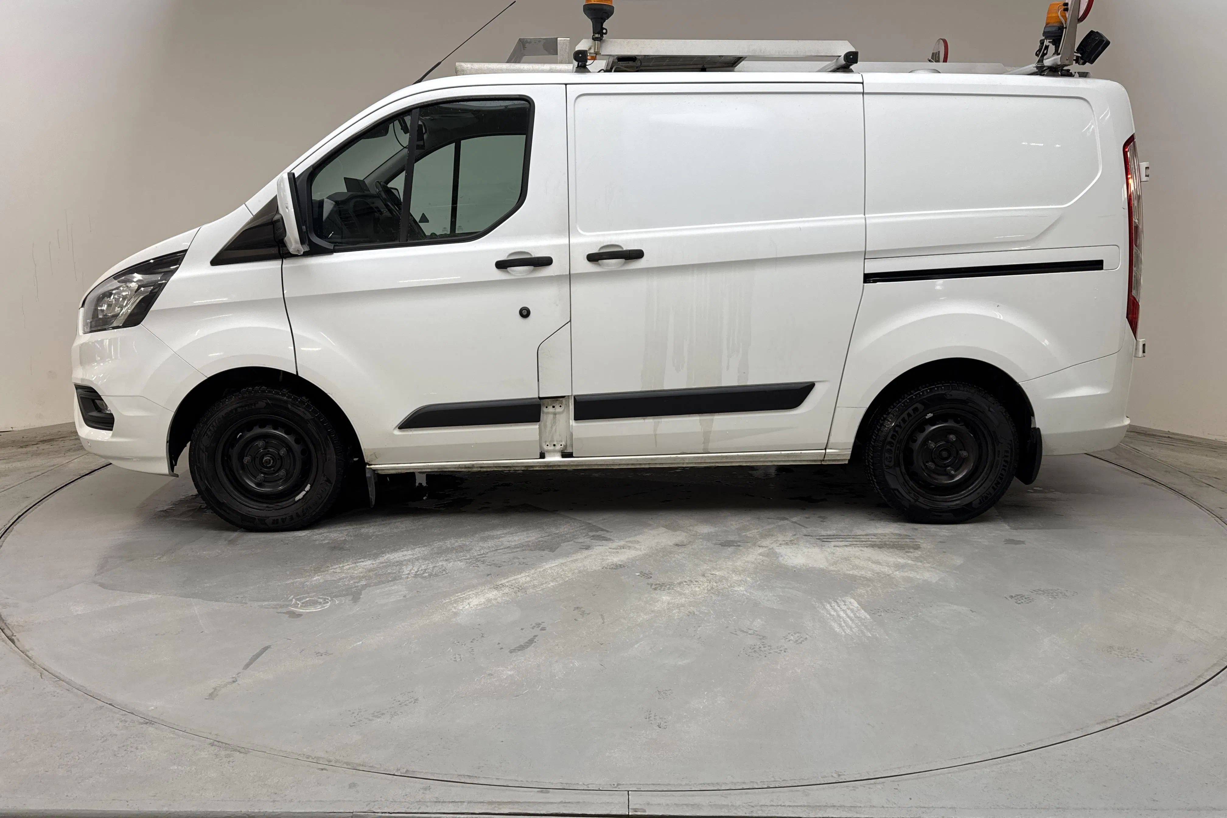 Presentation photo 2 of 11: Ford Transit Custom 300 (130hk) - 161 180 km - Manual - white - 2018