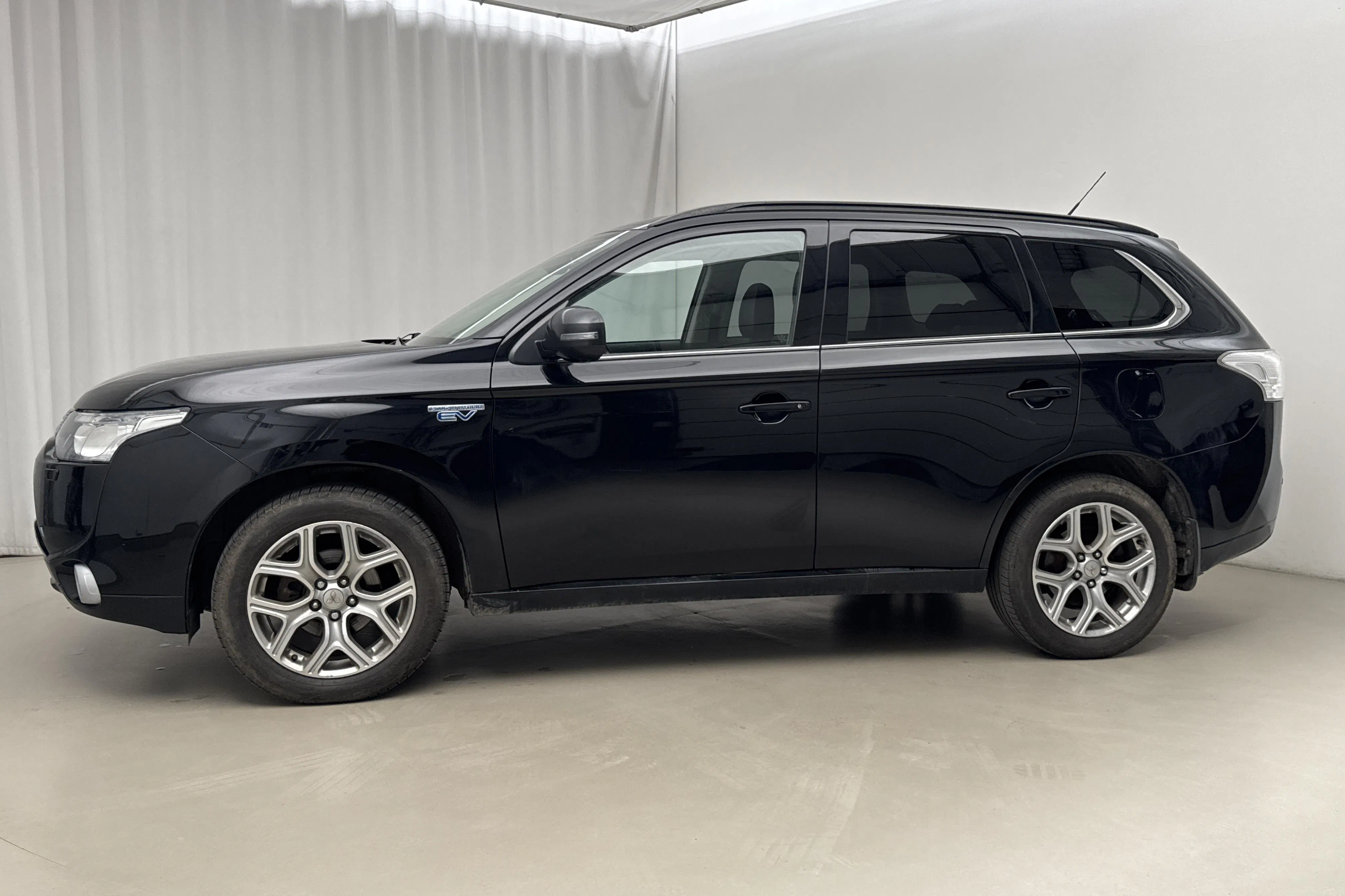 Presentationsfoto 2 av 18: Mitsubishi Outlander 2.0 Plug-in Hybrid 4WD (203hk) - 25 539 mil - Automat - svart - 2014
