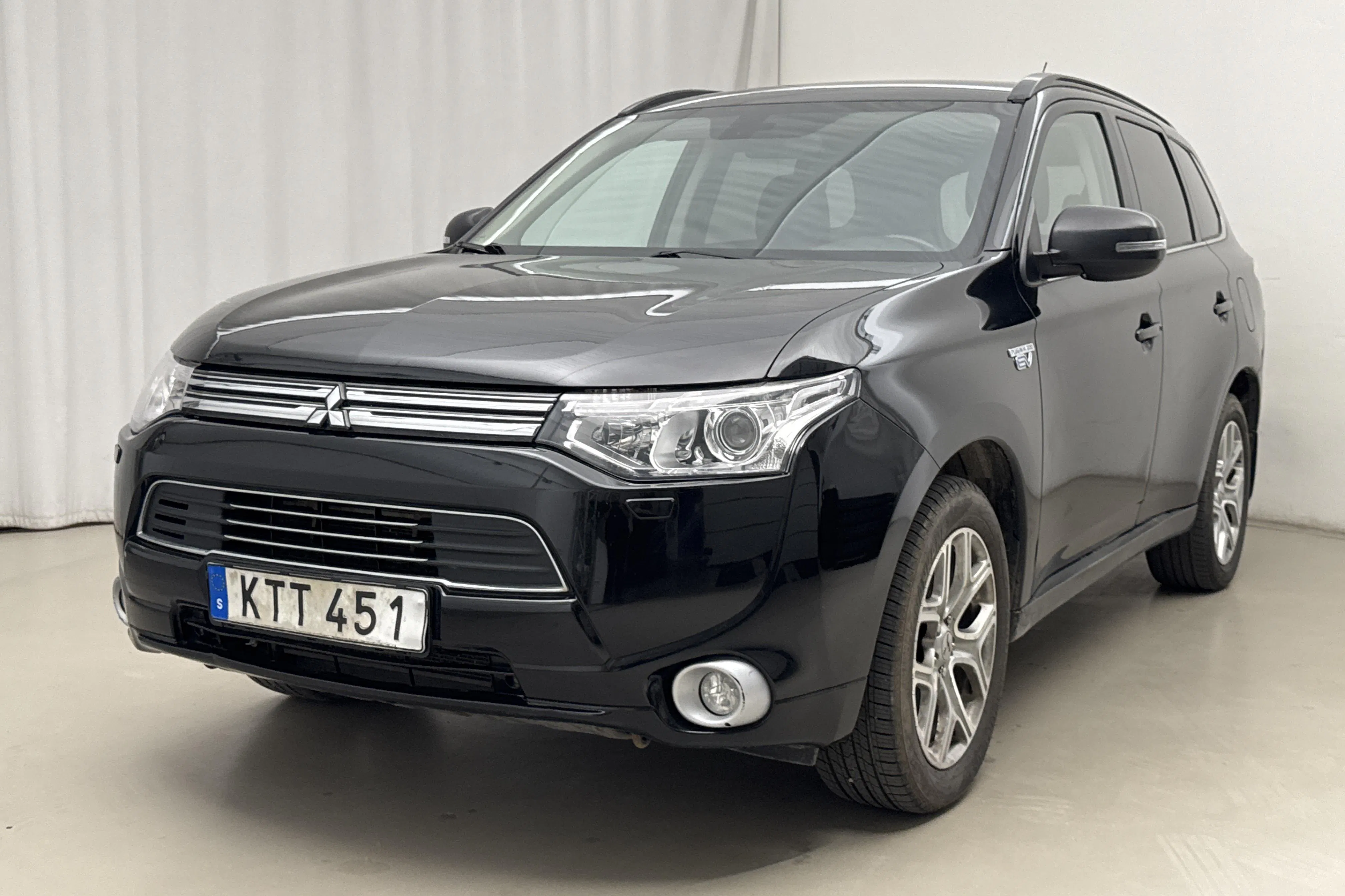 Presentationsfoto 1 av 18: Mitsubishi Outlander 2.0 Plug-in Hybrid 4WD (203hk) - 25 539 mil - Automat - svart - 2014