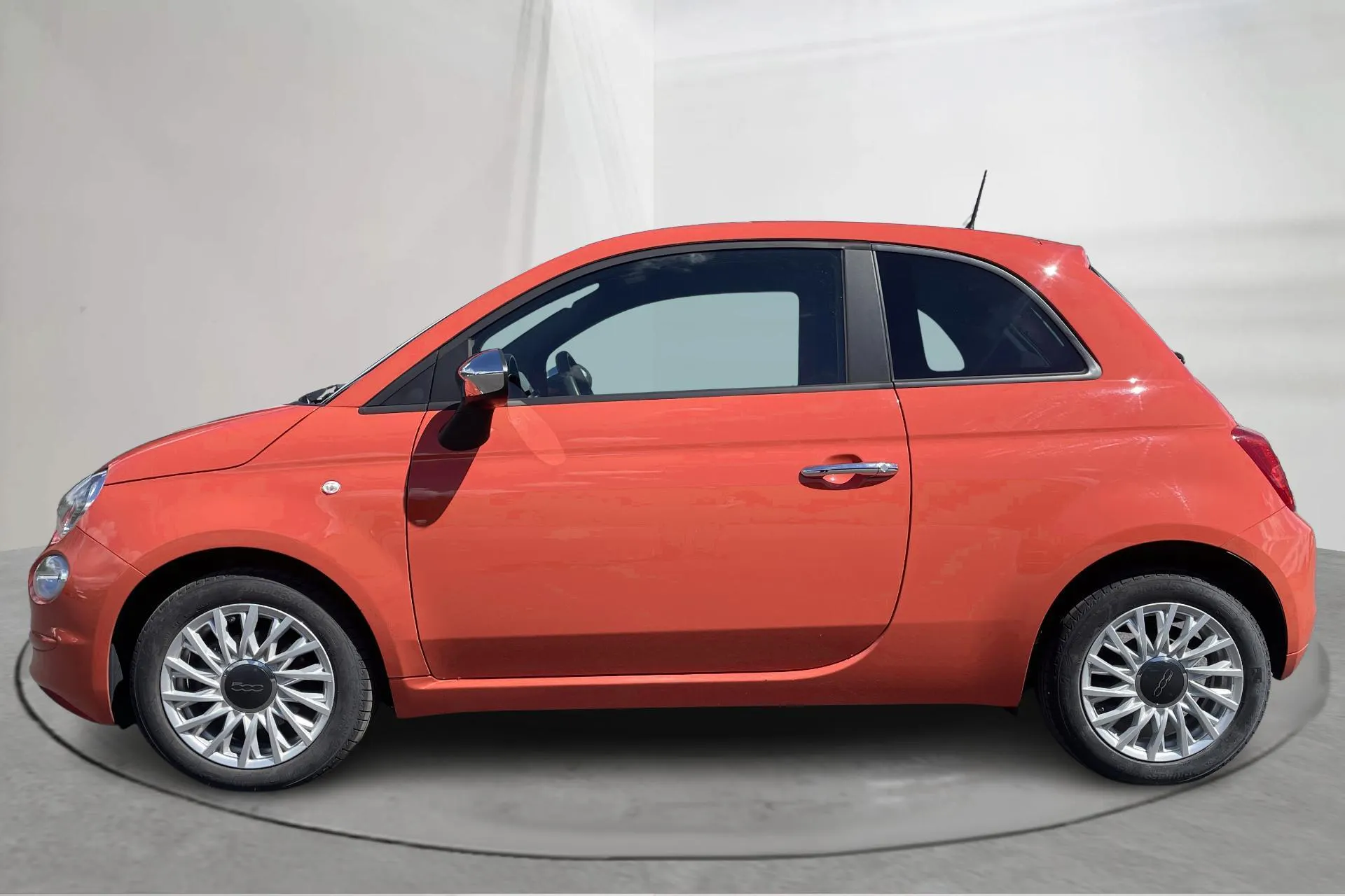 Presentationsfoto 2 av 13: Fiat 500 Hybrid (70hk) - 2 858 mil - Manuell - orange - 2023