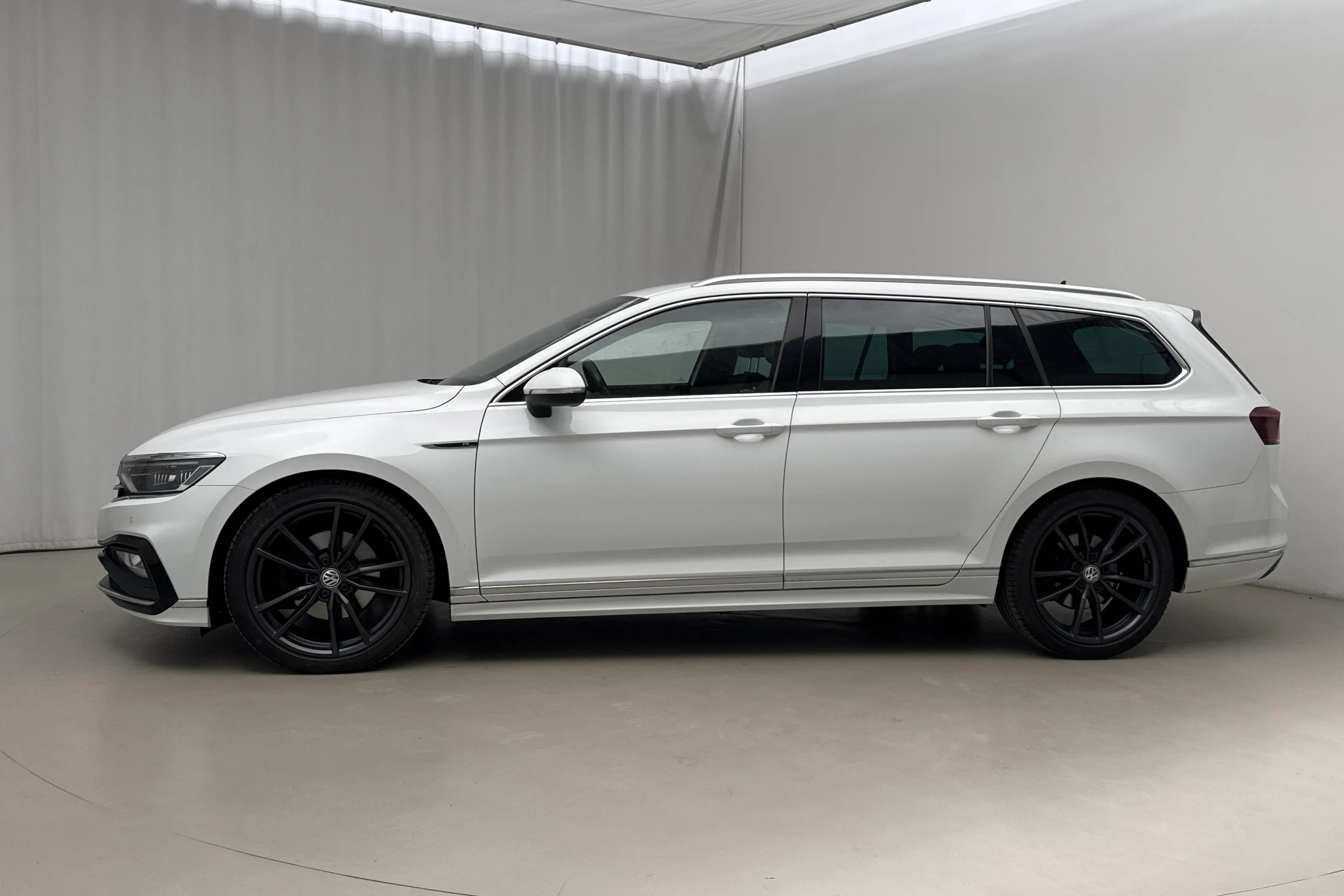 Presentationsfoto 2 av 21: VW Passat 2.0 TDI Sportscombi 4MOTION (190hk) - 16 841 mil - Automat - vit - 2020