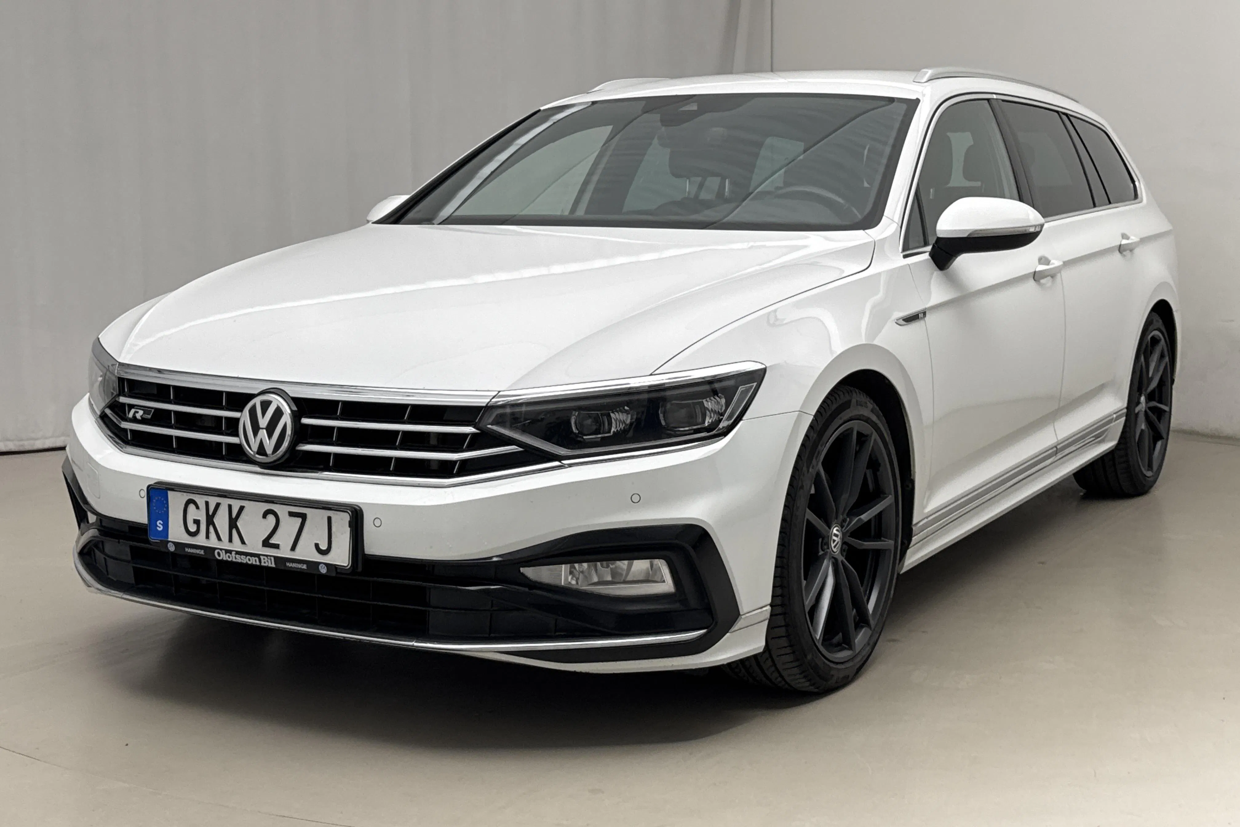 Presentationsfoto 1 av 21: VW Passat 2.0 TDI Sportscombi 4MOTION (190hk) - 16 841 mil - Automat - vit - 2020