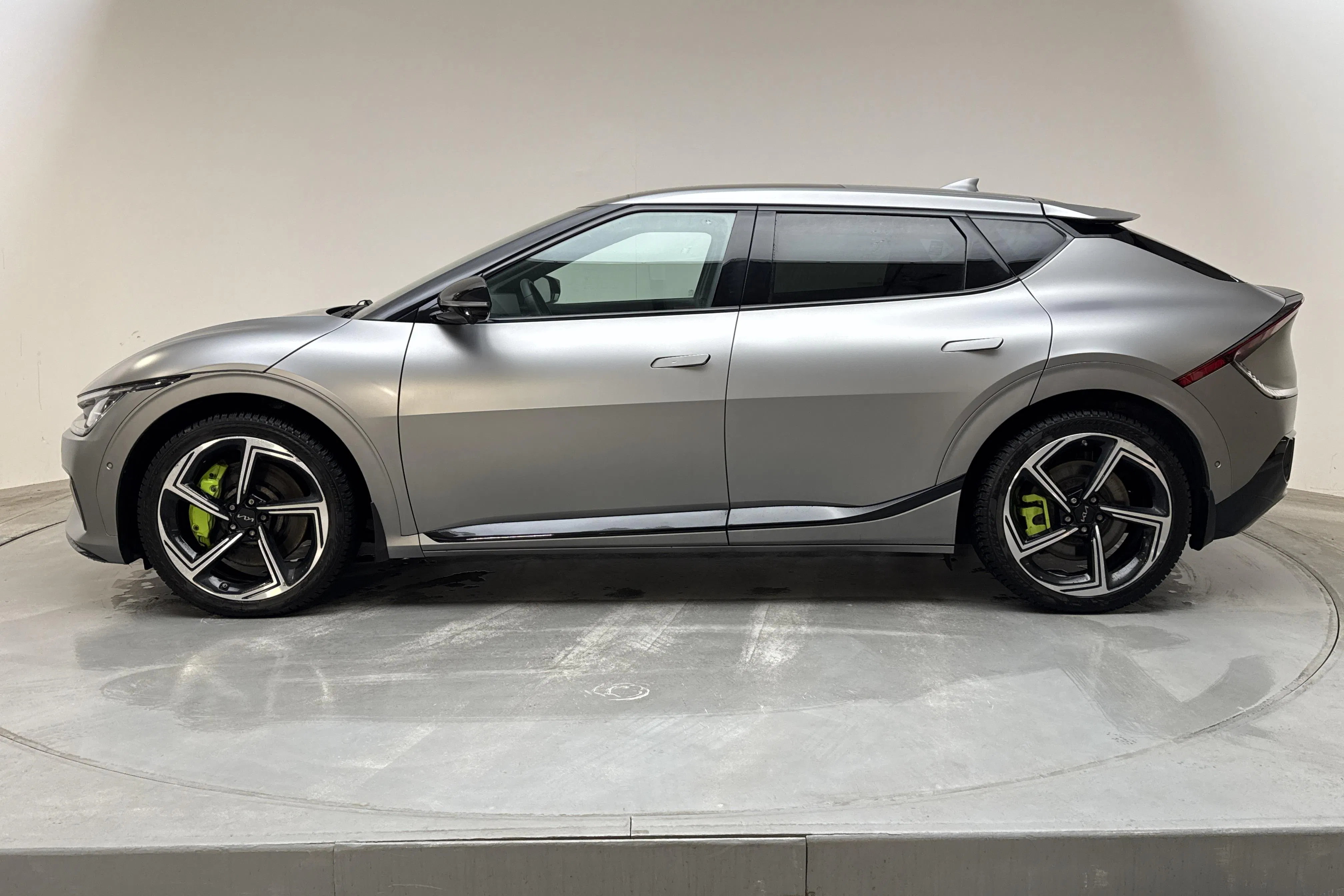 Presentationsfoto 2 av 28: KIA EV6 GT AWD (585hk) - 7 048 mil - Automat - grå - 2024