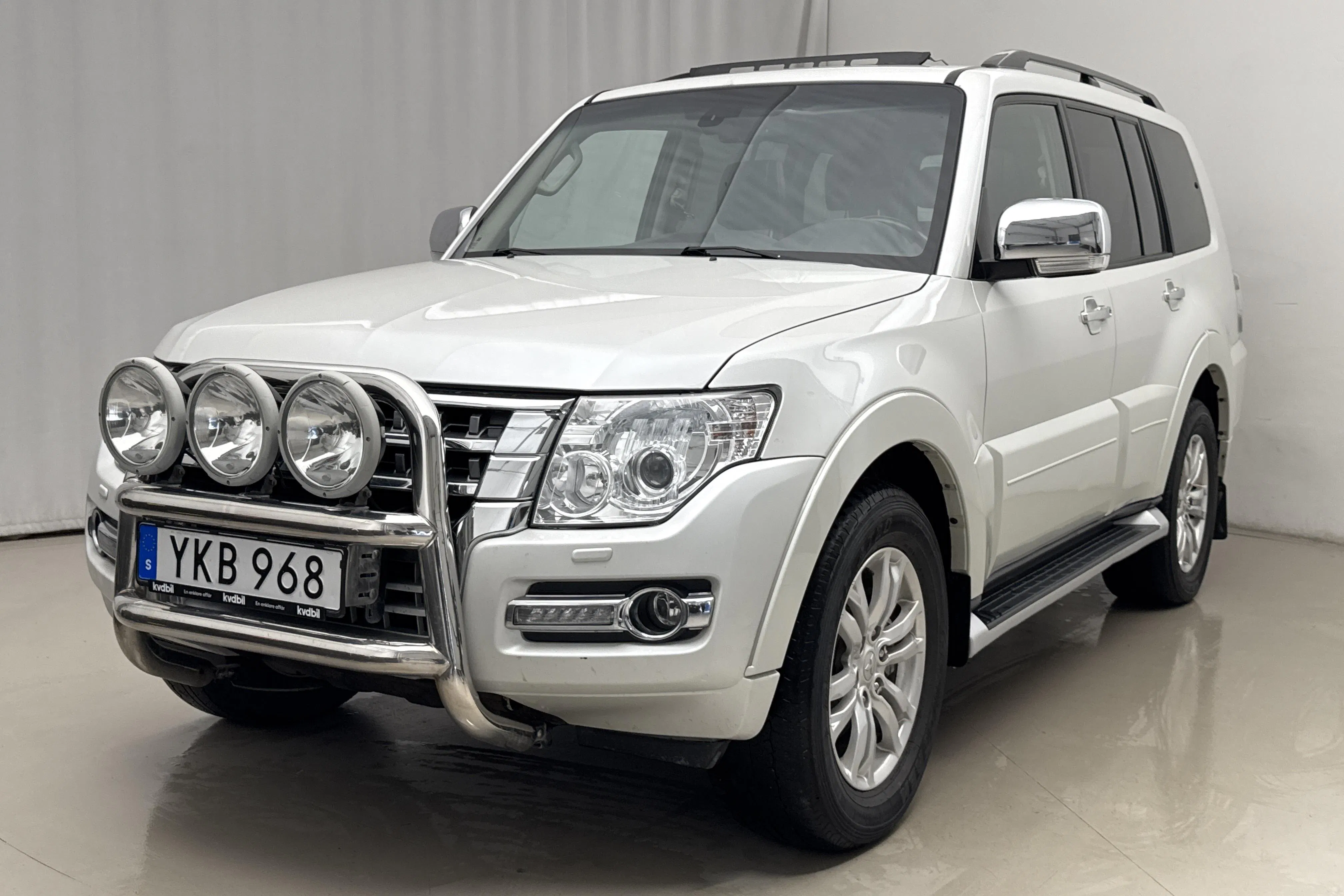 Presentationsfoto 1 av 22: Mitsubishi Pajero Wagon 3.2 DI-D (200hk) - 14 150 mil - Automat - vit - 2017